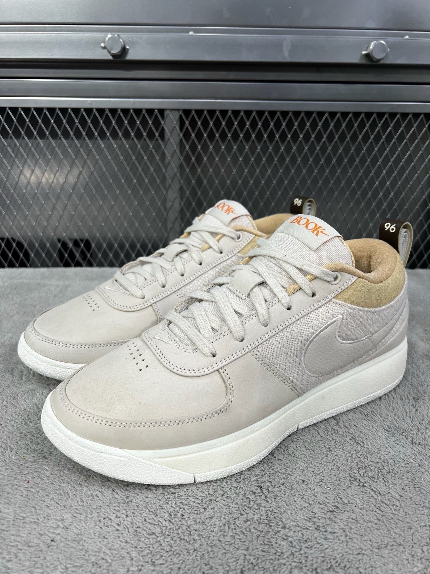 Nike Nike White Lowtop Sneakers 44.5 Men Size US 11 / EU 44 - 1 Thumbnail