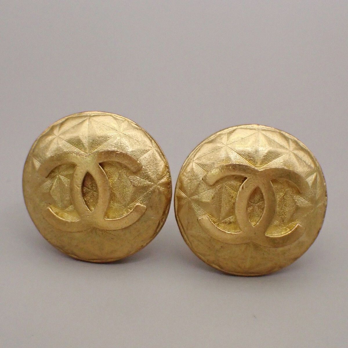 Chanel Chanel Vintage CC Round Clip-On Earrings Metal Size ONE SIZE - 1 Thumbnail