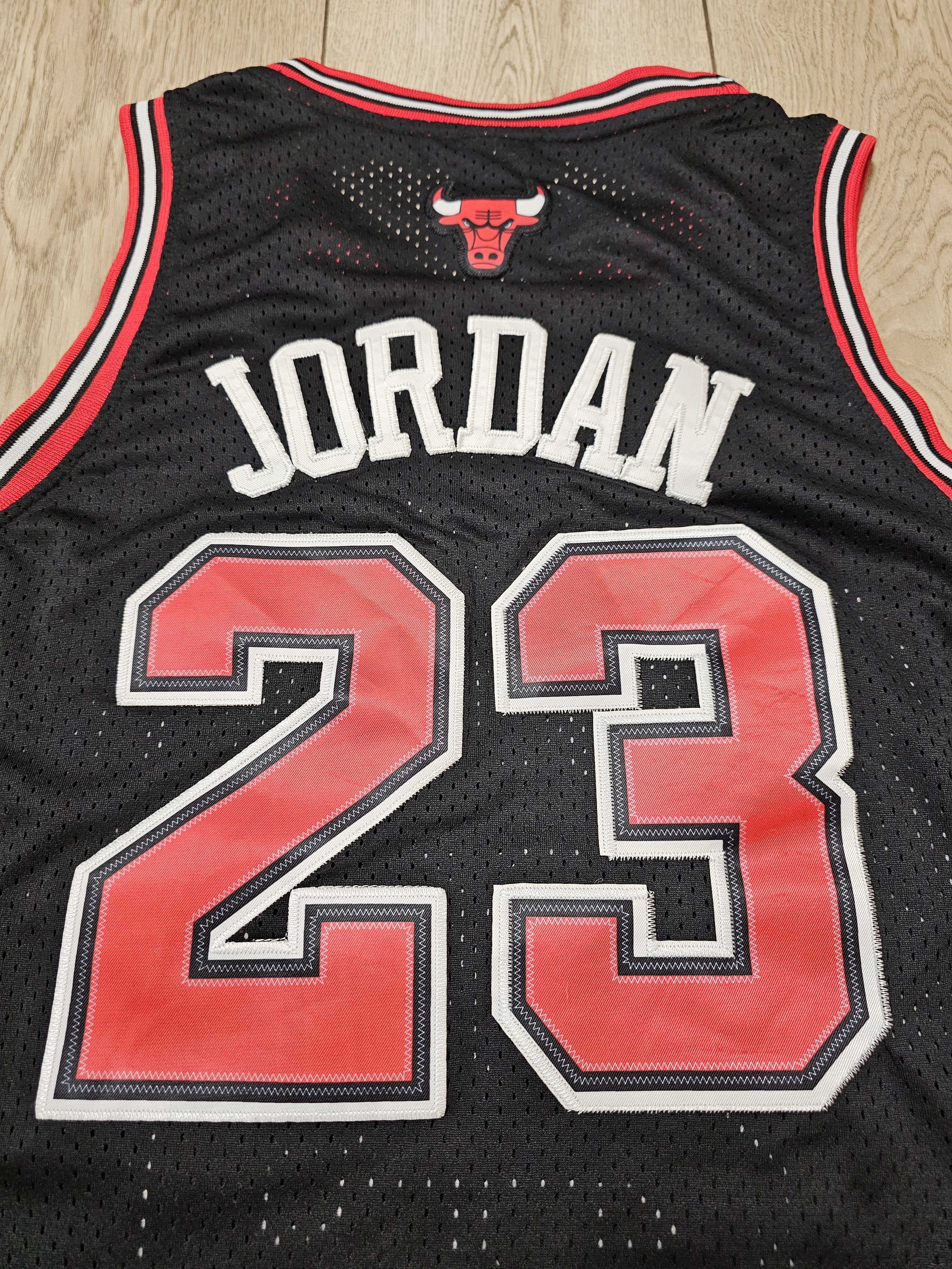 NBA CHICAGO BULLS NIKE VINTAGE JORDAN JERSEY BASKETBALL SHIRT Size US L / EU 52-54 / 3 - 4 Thumbnail