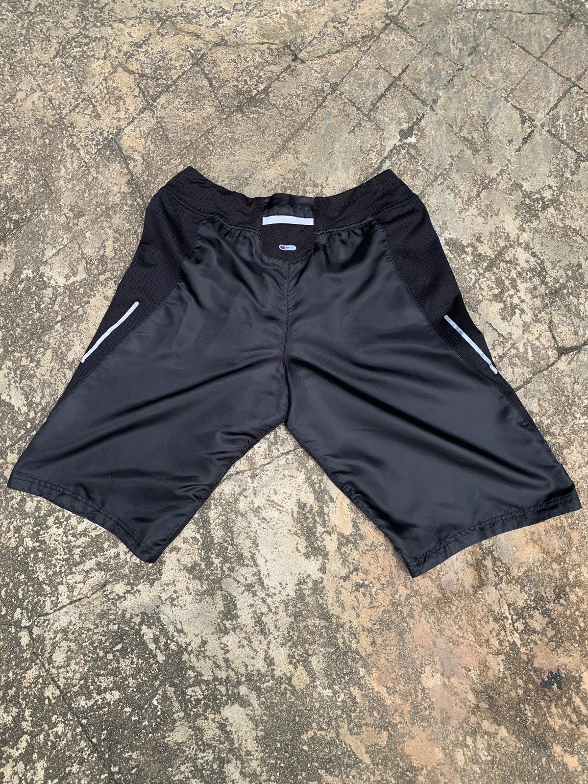 Puma Puma Training and Running Hologram Graphic Logo Shorts Size 27" / US 4 / IT 40 - 2 Thumbnail