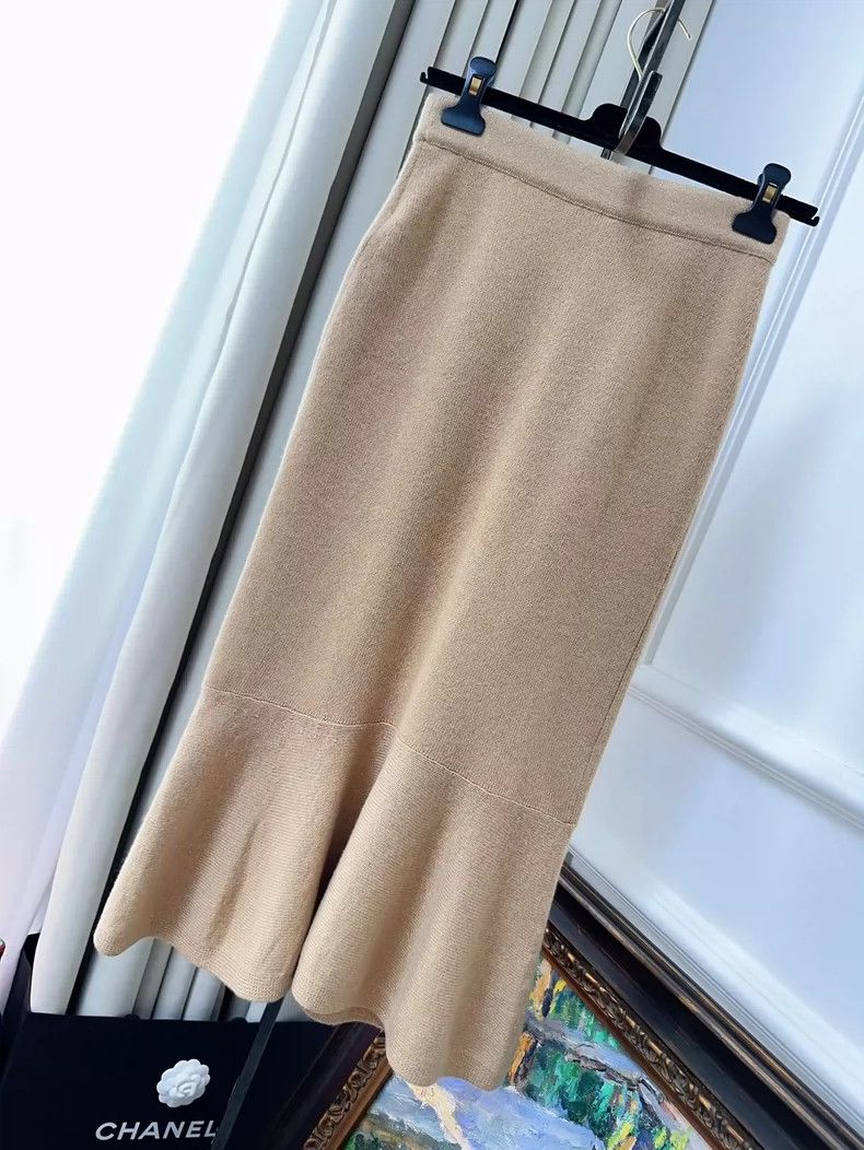 Chanel Chanel 17A light gold fishtail knitted skirt Size 42" / US 20 - 2 Thumbnail
