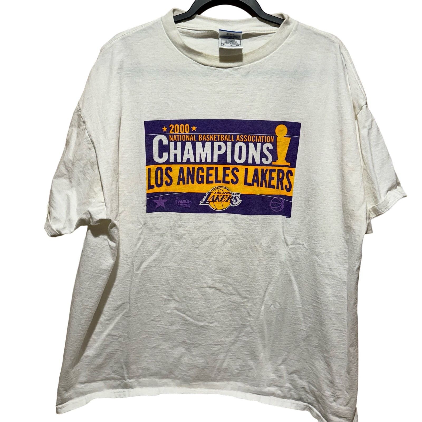 Other Vintage Los Angeles Lakers 2000 Champions T Shirt Size US XL / EU 56 / 4 - 1 Thumbnail