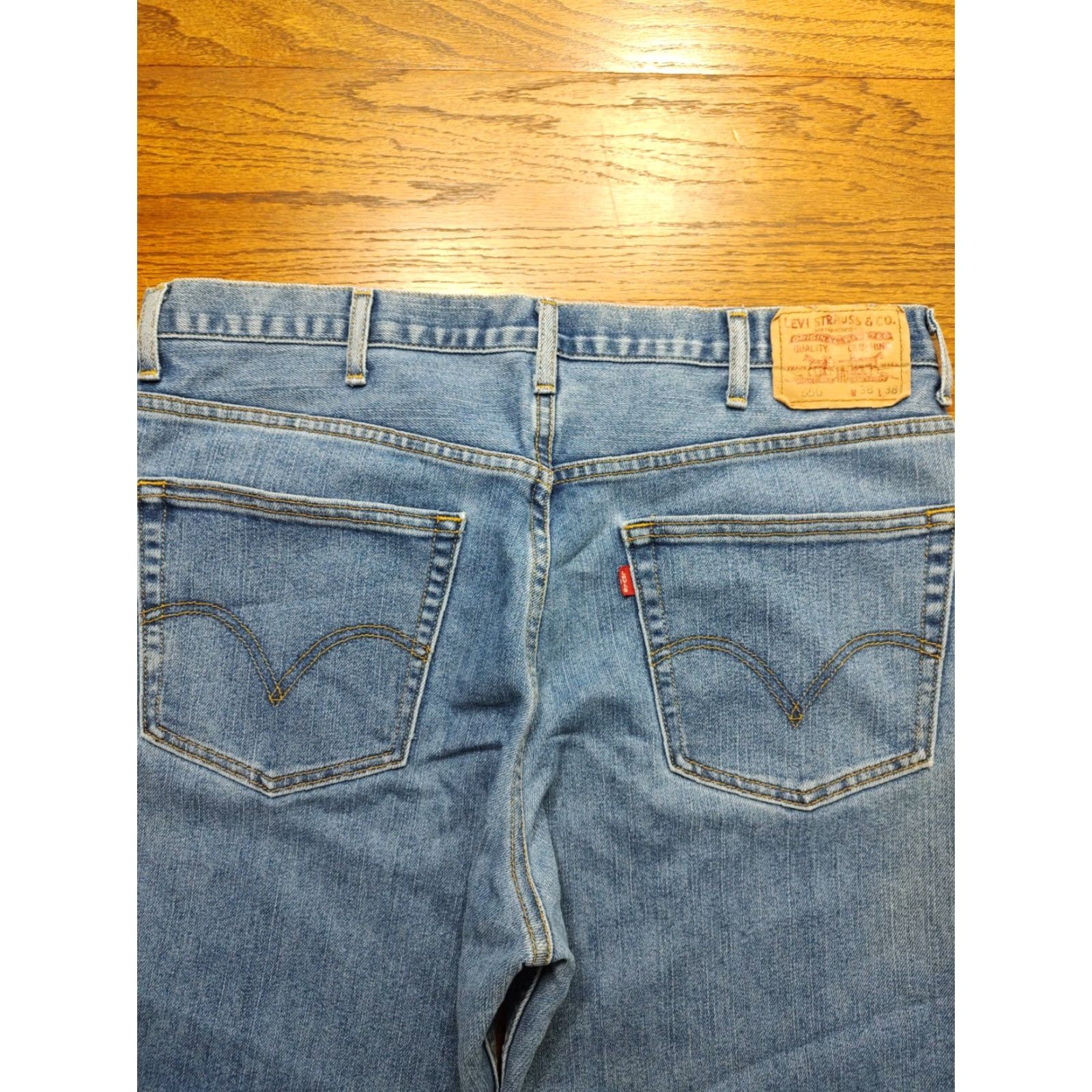 Levi's VINTAGE Levi's 550 Jeans Mens Relaxed Baggy 37x37 Light Blue Denim 90s Y2K USA Size US 36 / EU 52 - 3 Thumbnail