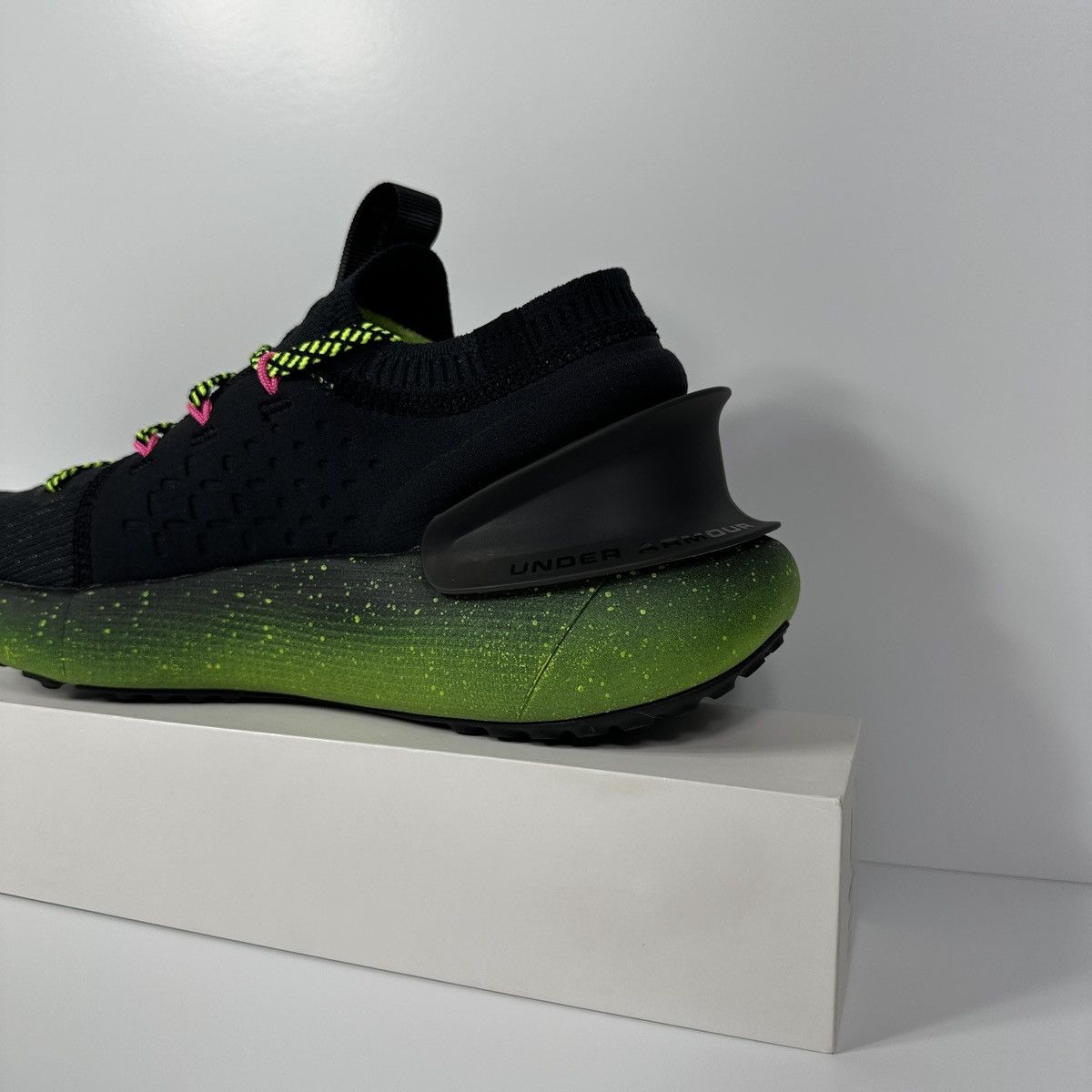 Under Armour HOVR PHANTOM 3 AMP LIME SURGE RUNNING INTELLIKNIT GREEN PINK Size US 9.5 / EU 42-43 - 10 Thumbnail