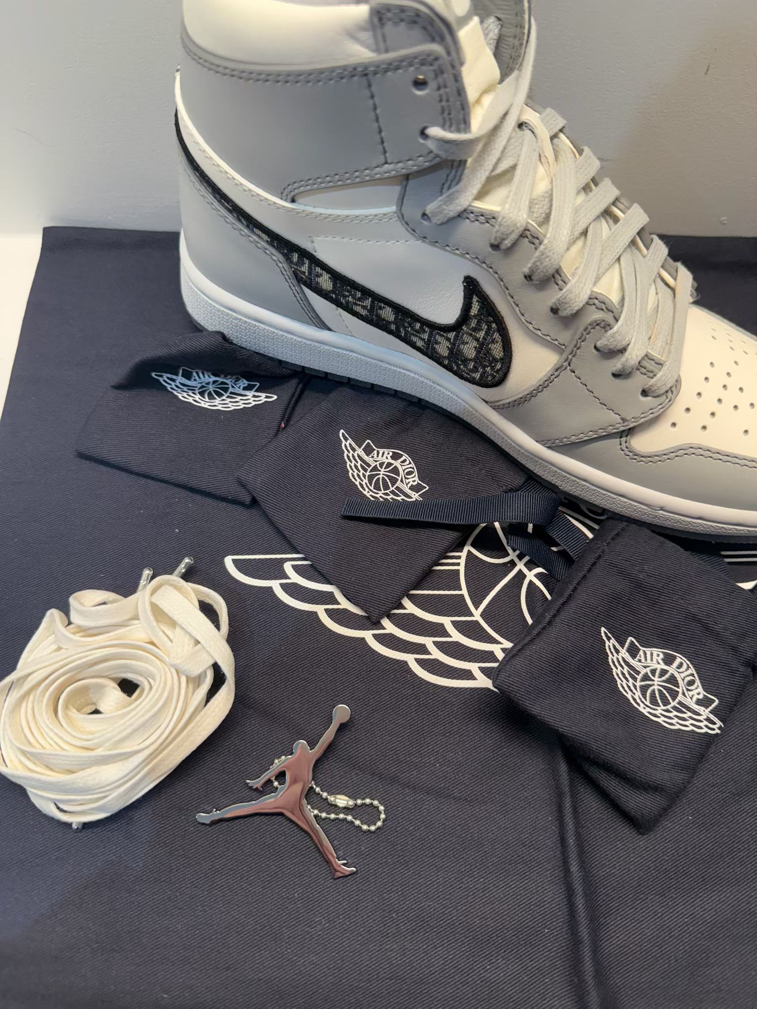 Dior × Jordan Brand Jordan x Dior Air Jordan 1 Retro High Top Sneaker BNIB Size US 6.5 / EU 39-40 - 24 Thumbnail
