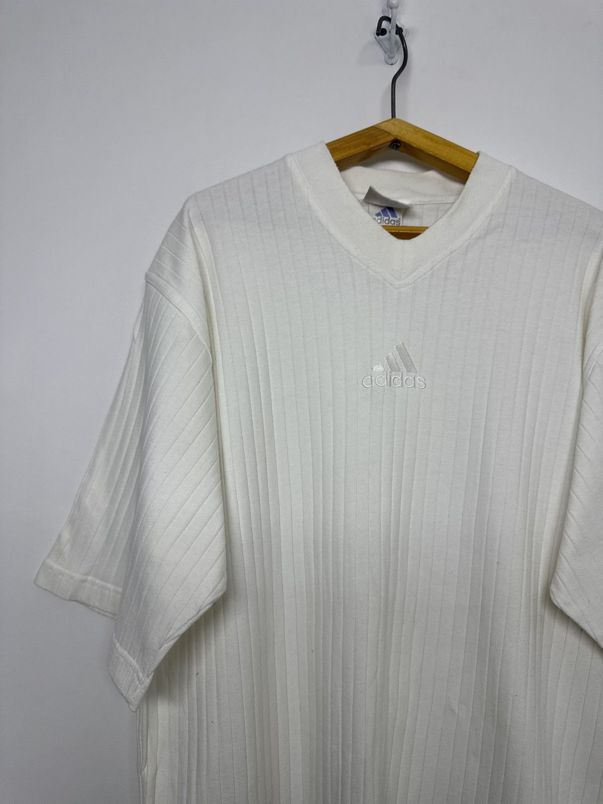 Adidas Vintage 90s Adidas v-neck ribbed T-Shirt logo in beige Size US M / EU 48-50 / 2 - 6 Thumbnail