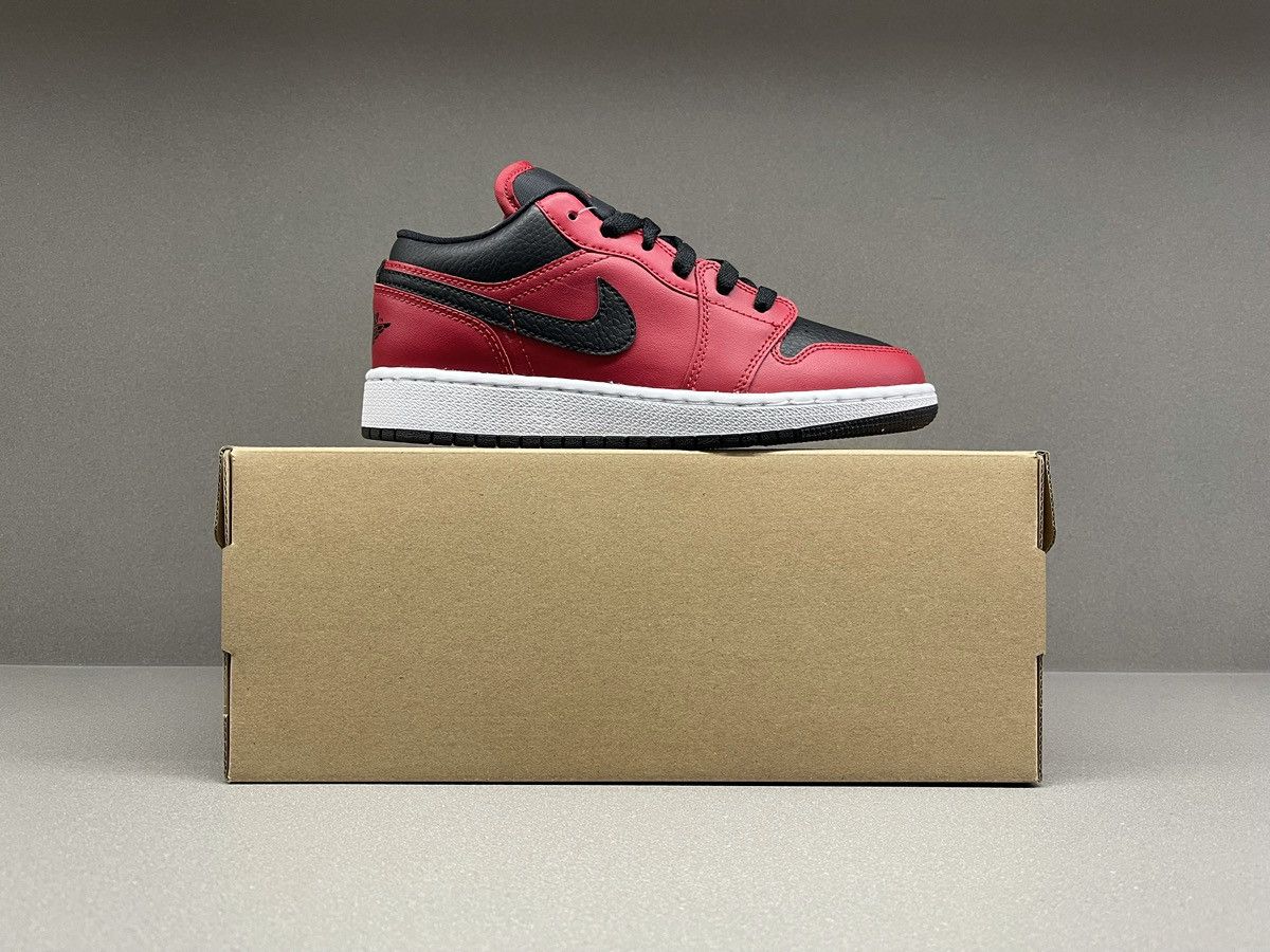 Jordan Brand Nike Jordan 1 Low Gym Red Black Pebbled GS Size US 6 / IT 36 - 3 Thumbnail
