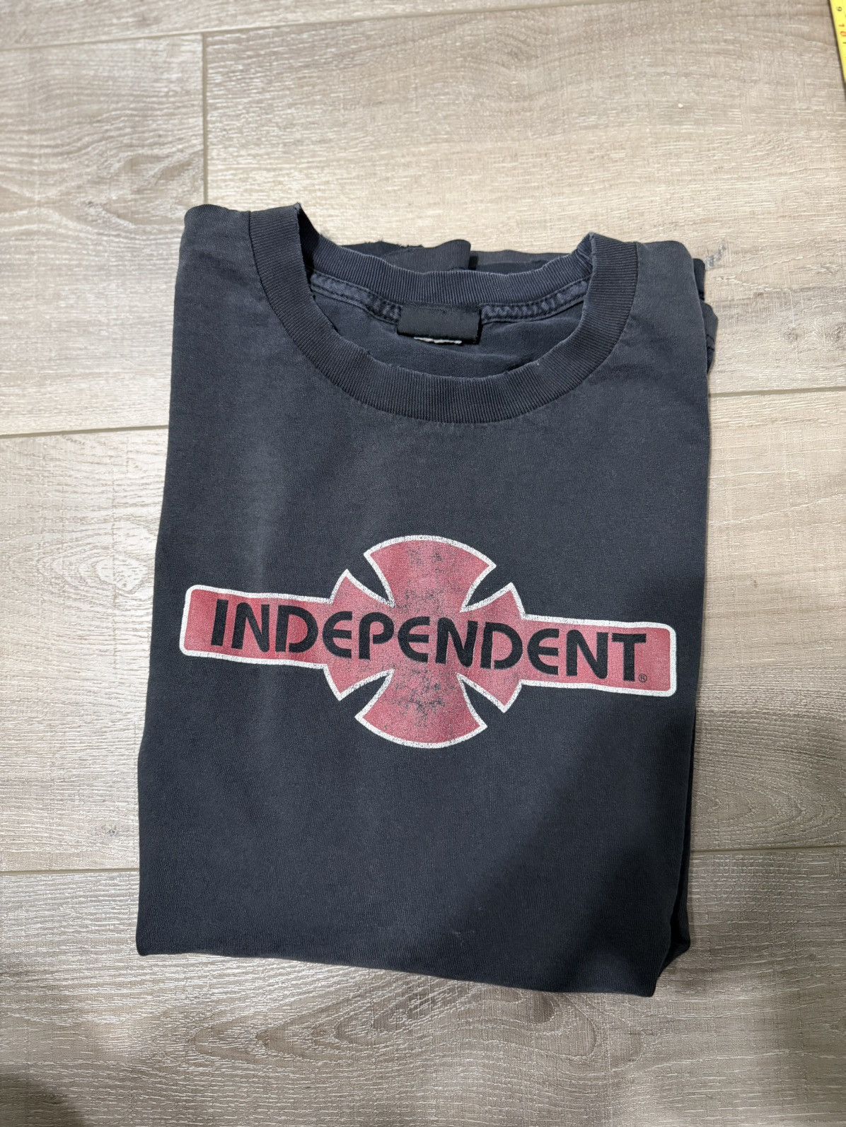 Vintage Vintage Independent Iron Cross Faded T-Shirt Size US L / EU 52-54 / 3 - 5 Thumbnail