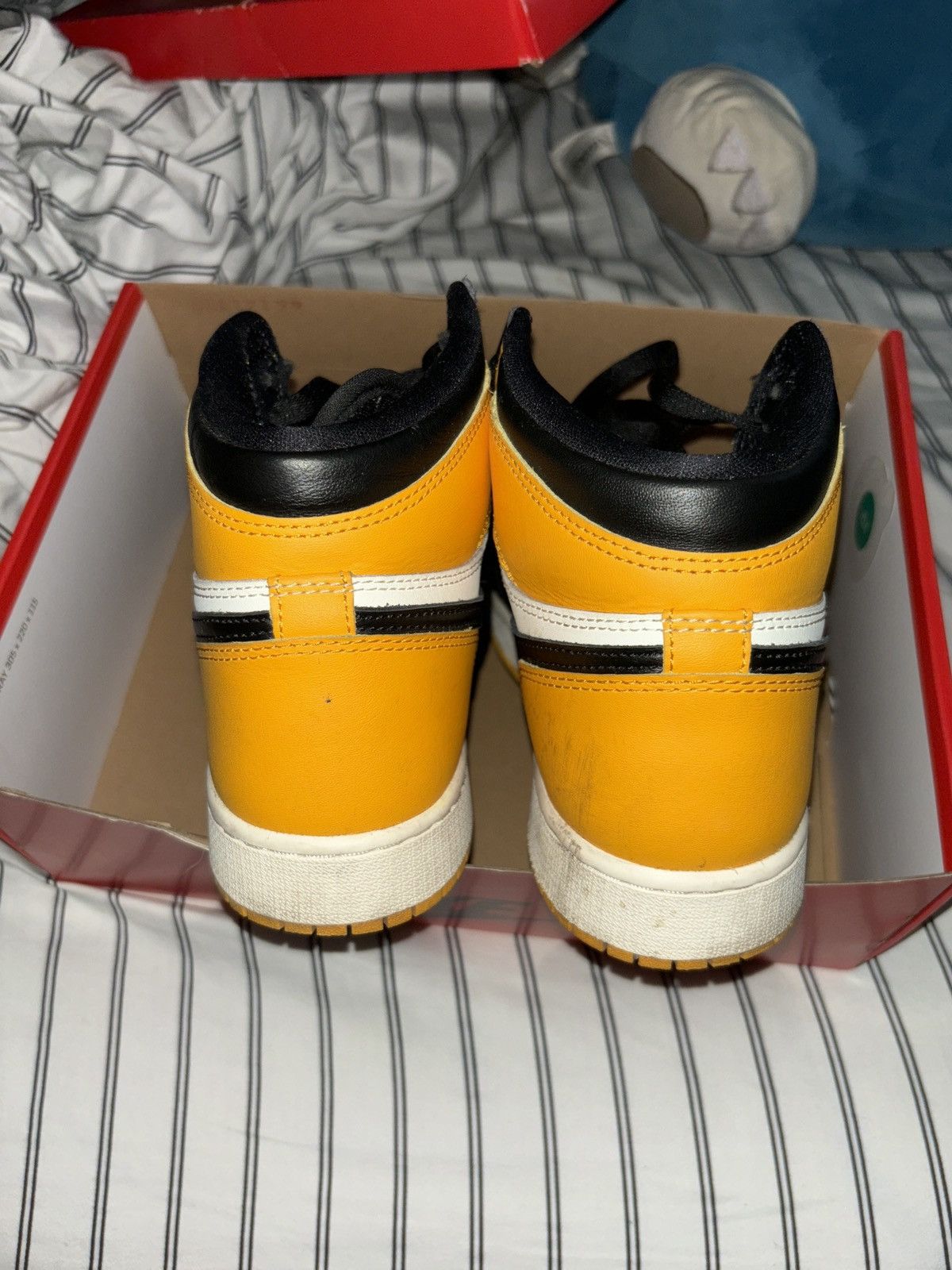 Jordan Brand × Nike Air Jordan 1s Retro High OG Yellow Toe Size US 7 / EU 40 - 5 Thumbnail