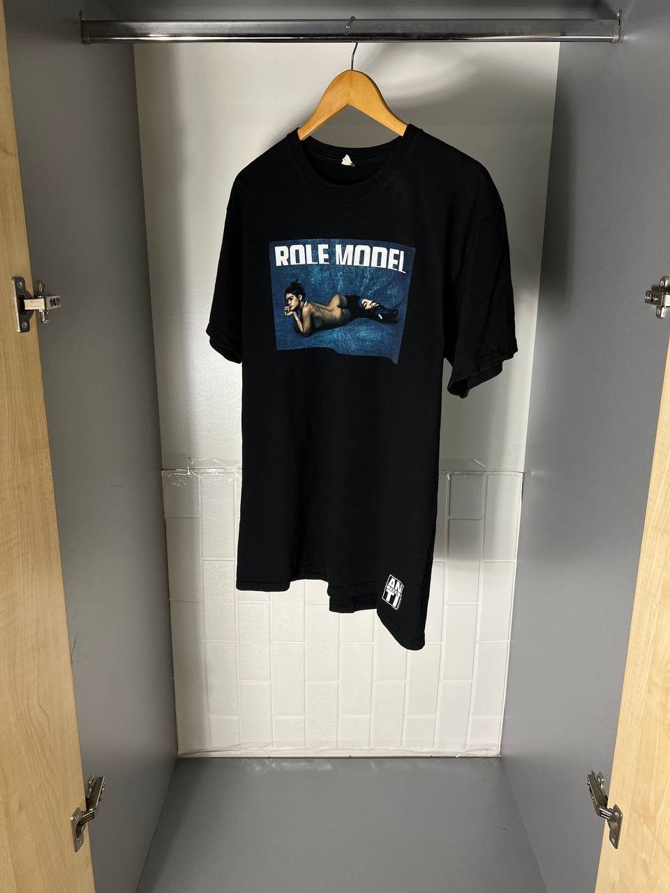 Band Tees VINTAGE RIHANNA SEXY BIG LOGO T-SHIRT RAP HIP-HOP Y2K 90s Size US L / EU 52-54 / 3 - 2 Thumbnail