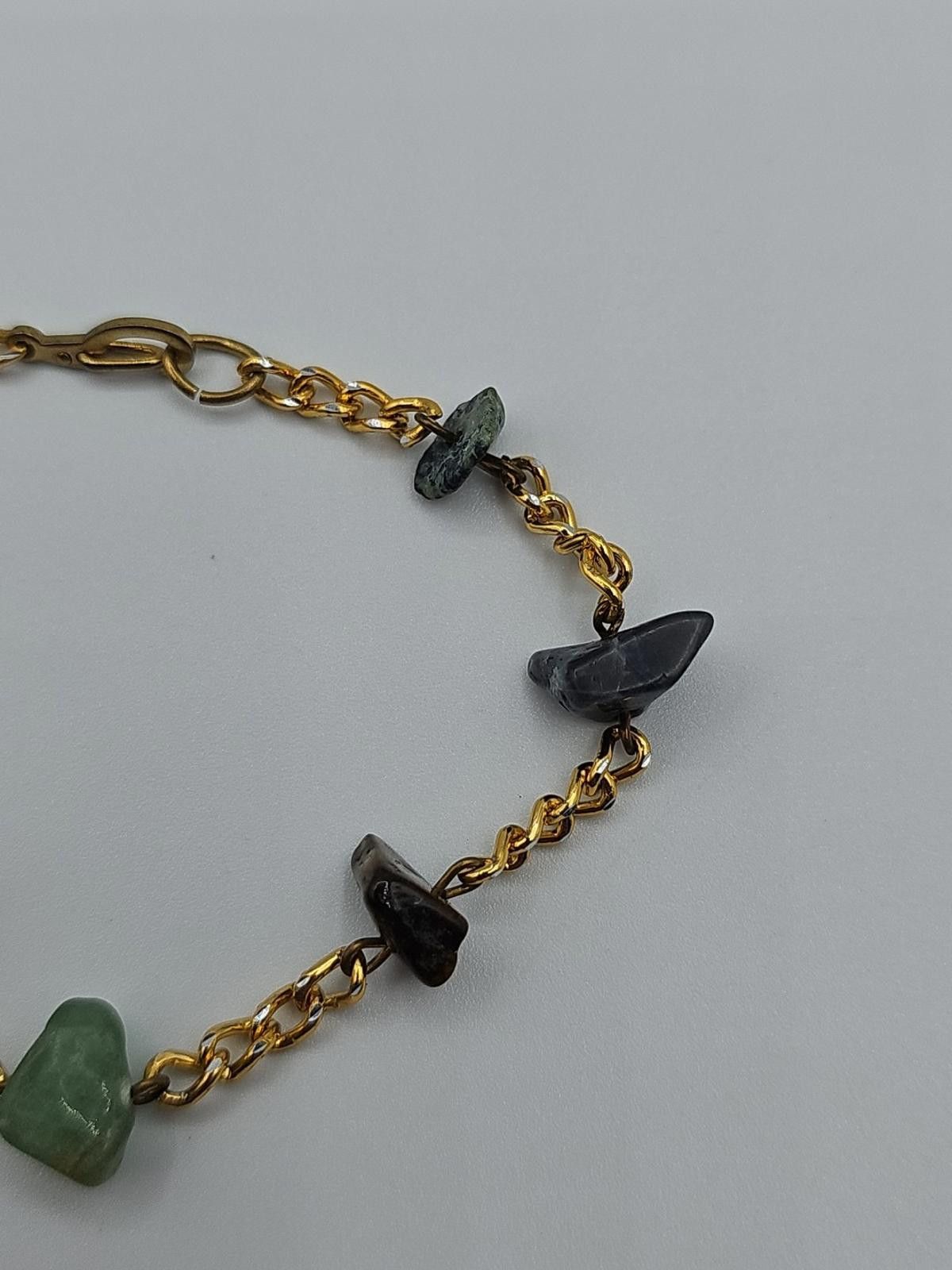 The Unbranded Brand Bracelet with gold-tone chain and chip gemstones Size ONE SIZE - 6 Thumbnail