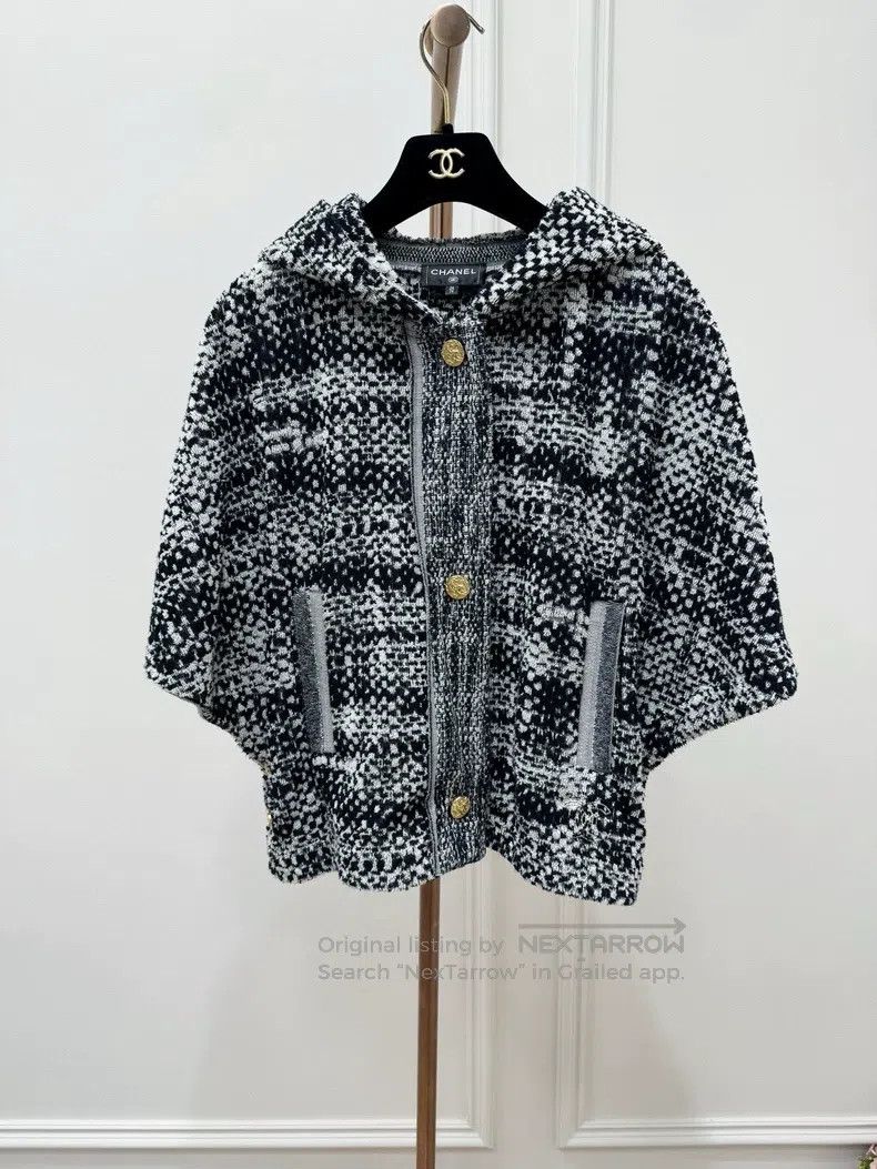 Chanel Rome Series Gold Buckle Cloak coat