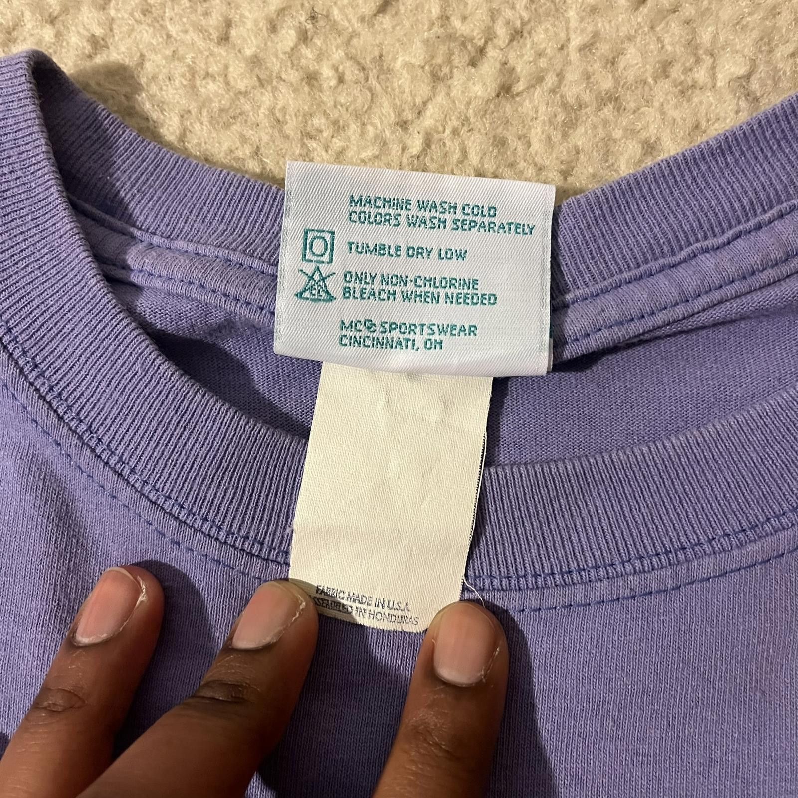 Designer VTG 90s The Best Way to Have a Friend Is to Bee One Tee Size L / US 10 / IT 46 - 7 Thumbnail