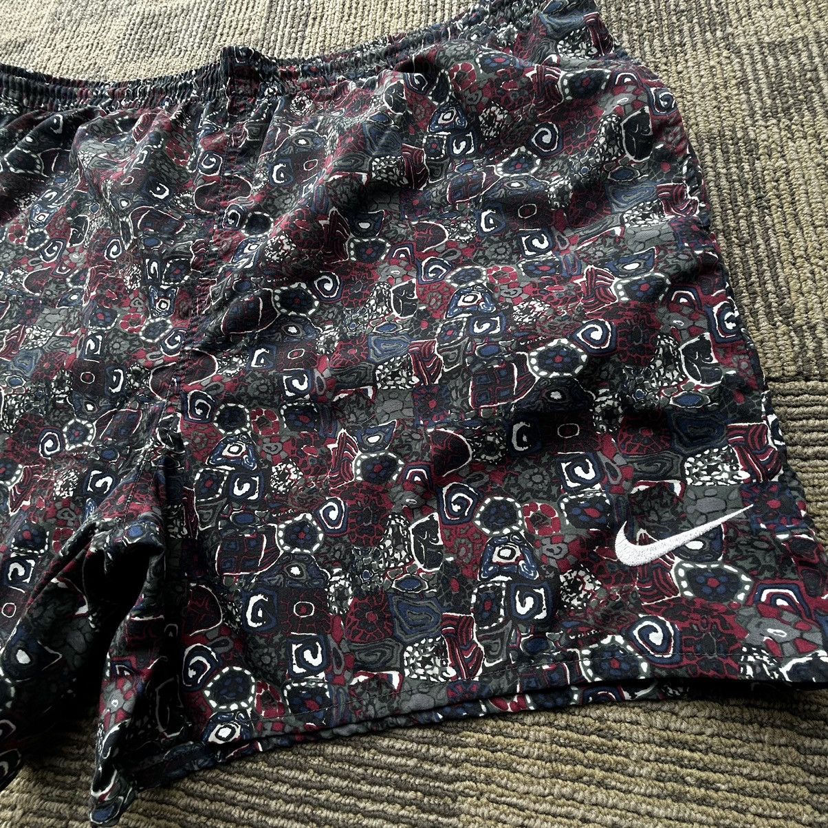 Vintage Vintage 90’s Nike Abstract Goemetric Print Swoosh Shorts Size US 38 / EU 54 - 2 Thumbnail