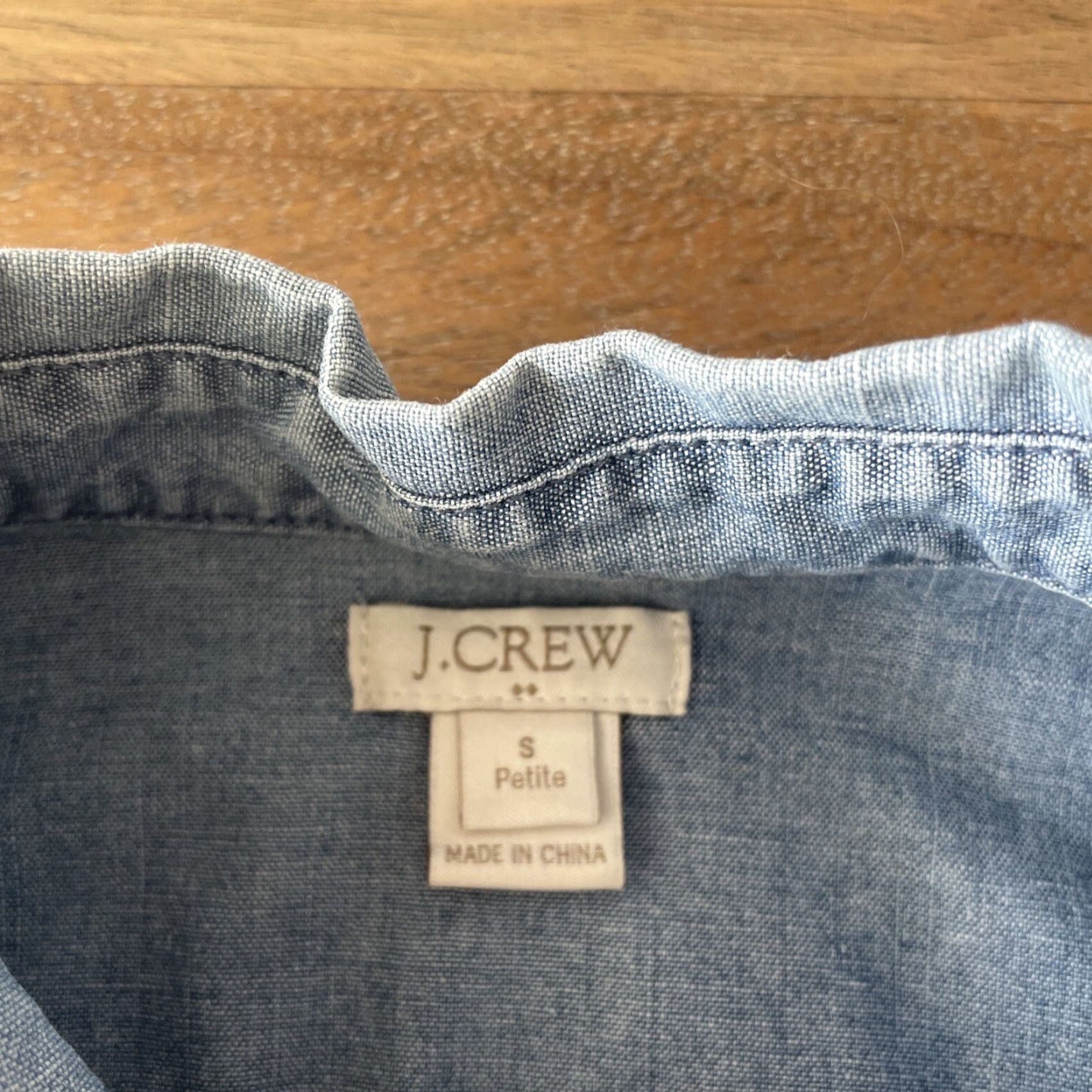J.Crew J.CREW Chambray Shirt Womens Small Petite Blue Rolltab Sleeve Button Up *flaw* Size S / US 4 / IT 40 - 3 Thumbnail