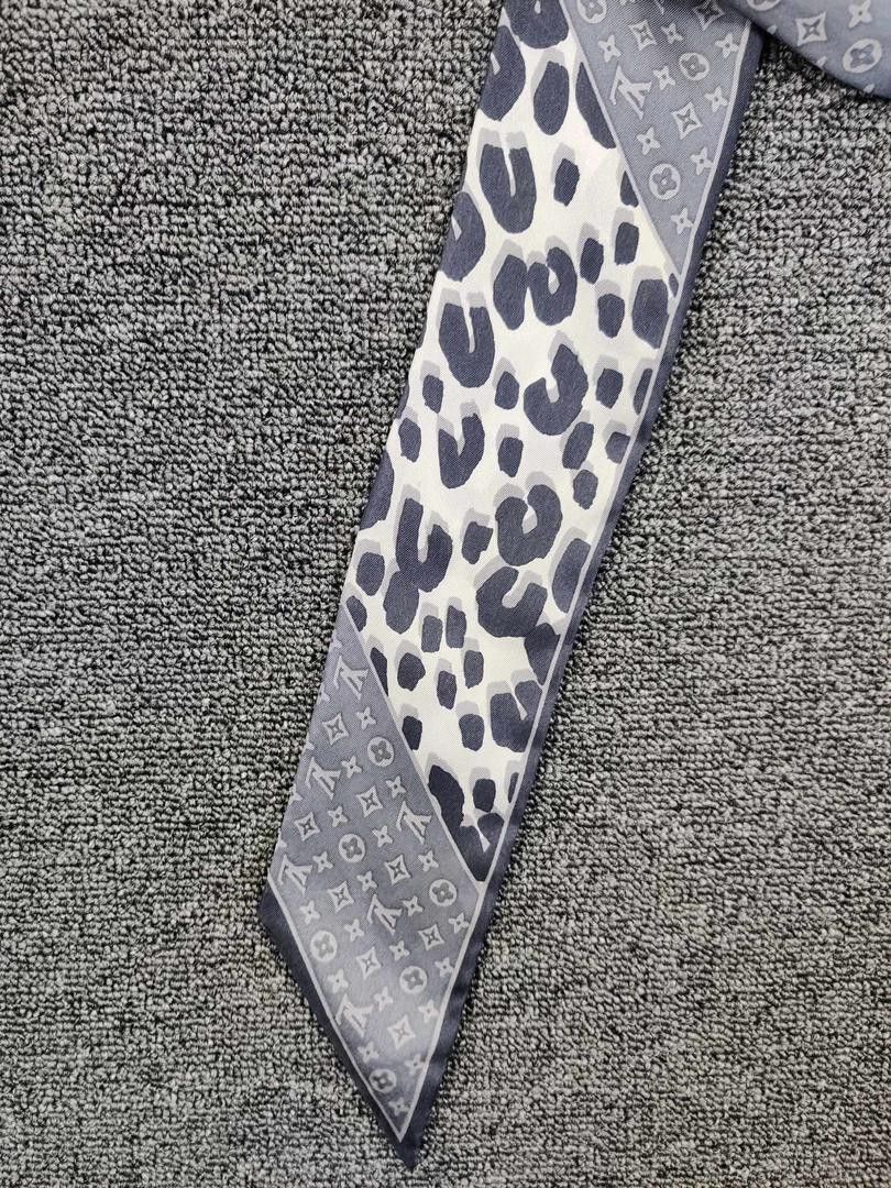 Louis Vuitton Louis Vuitton Monogram Silk Scarf Leopard Size ONE SIZE - 3 Thumbnail