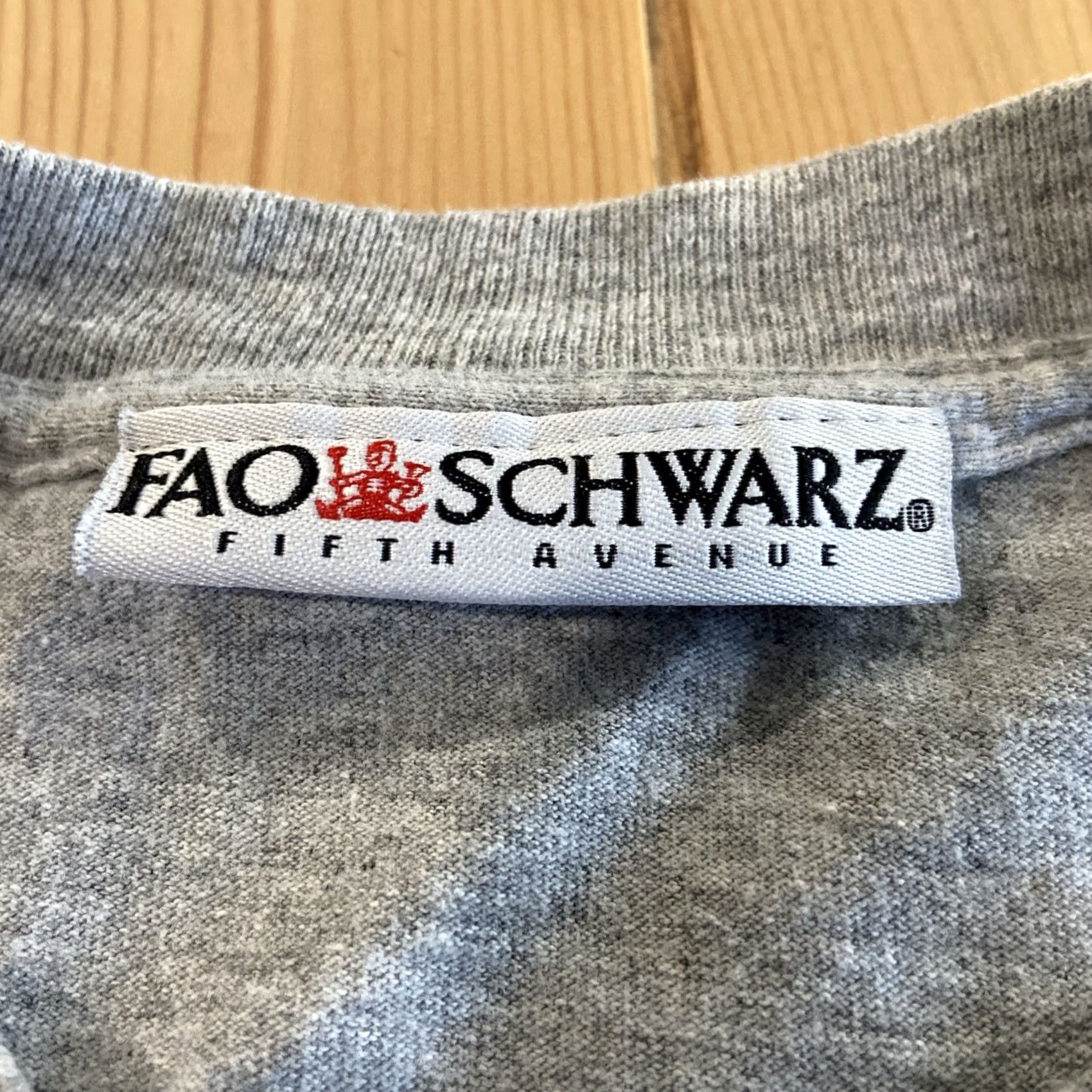 Vintage VINTAGE FAO Schwarz T Shirt Seattle Skate NYC Fifth Ave Toy Store Gray L Mens Short Sleeve Crew Neck Graphic Print 1990s 90s Logo MV Sport Size US L / EU 52-54 / 3 - 5 Thumbnail