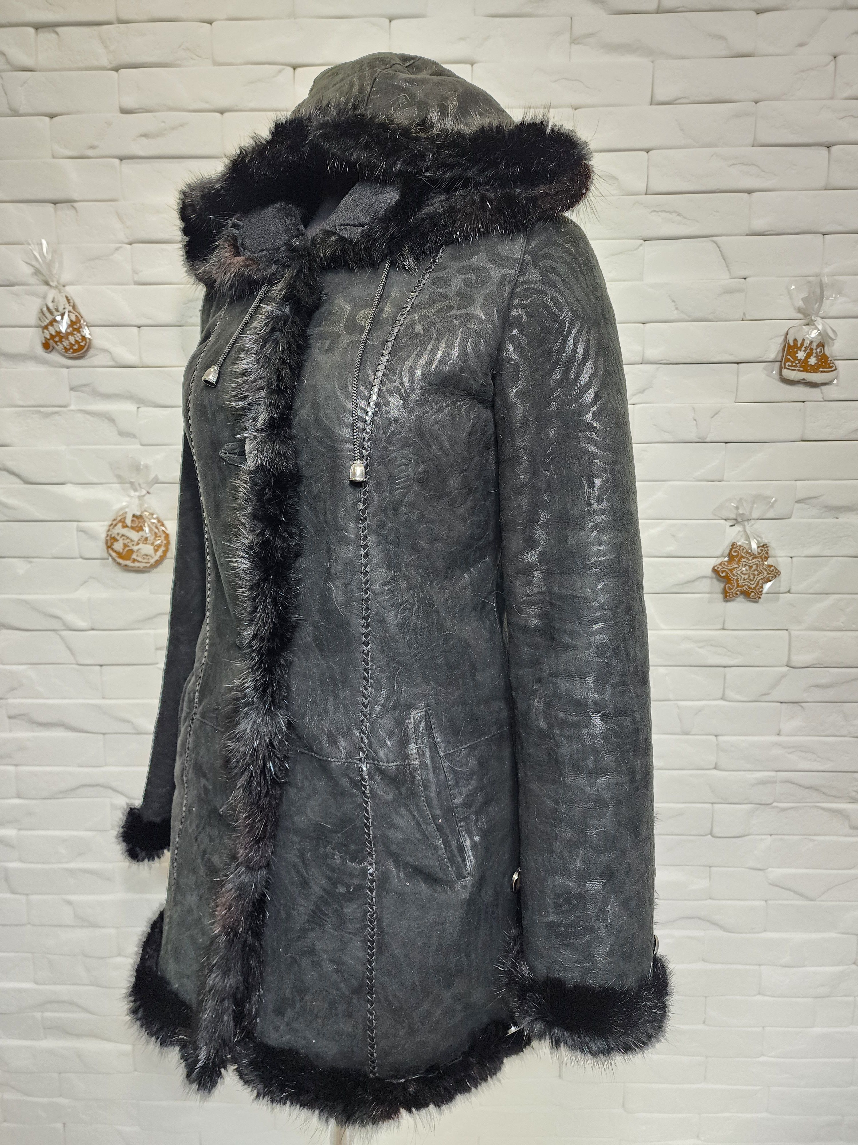 Uniqlo Black Sheepskin Coat: Women's Hooded Fur Coat , Button Front Size M / US 6-8 / IT 42-44 - 2 Thumbnail