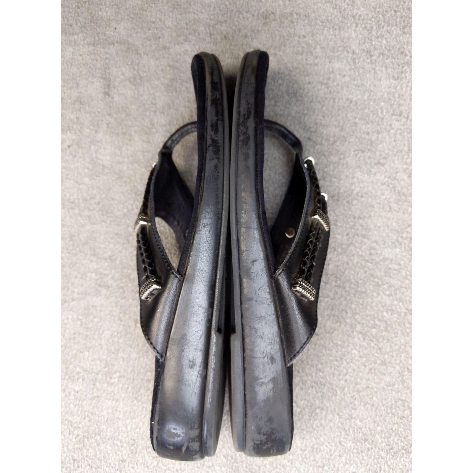 Minnetonka Minnetonka Sandals Womens Size 7 Black Leather Thong Silver Concho Boho 7630001 Size US 7 / IT 37 - 5 Thumbnail