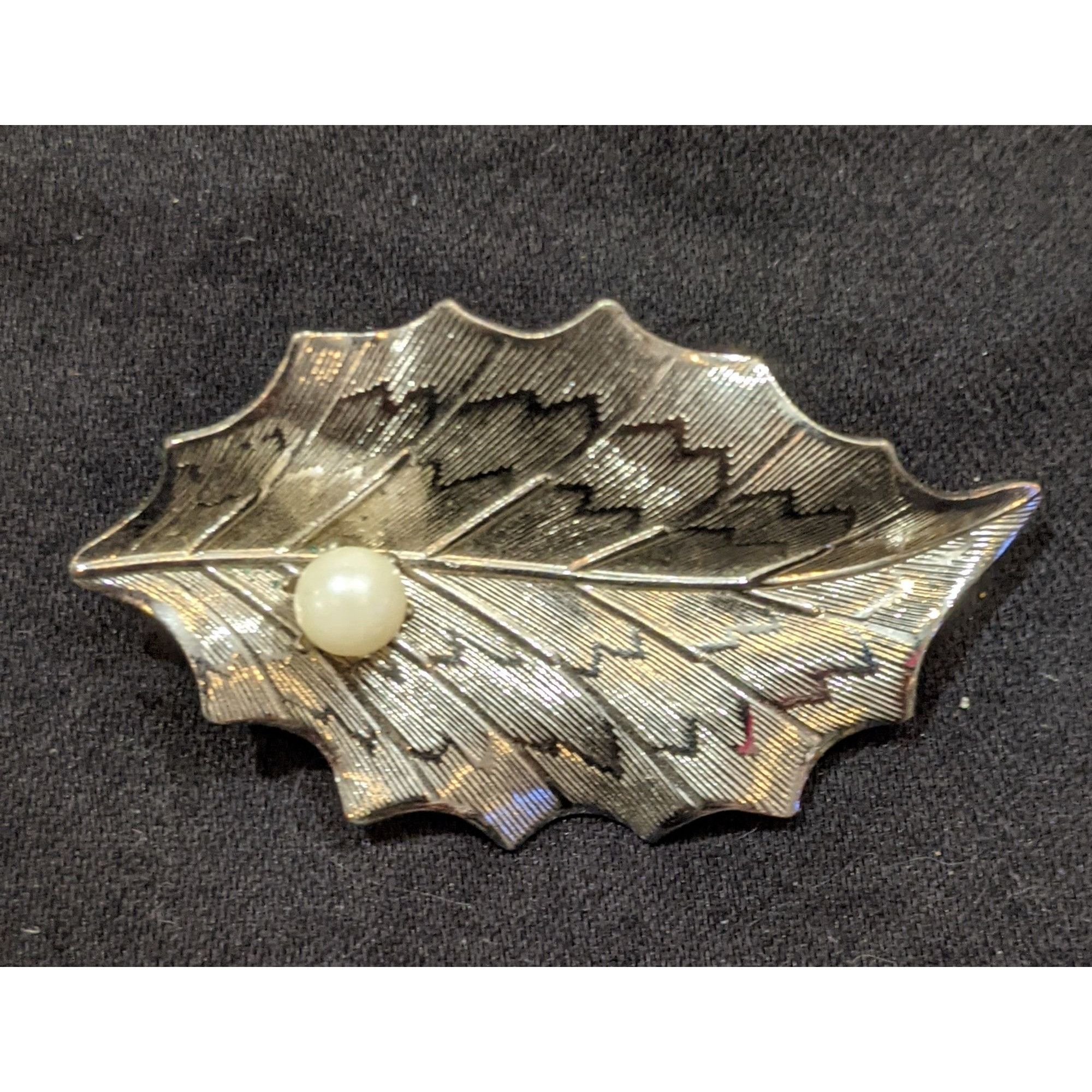 Other Vintage Oak Leaf Silver Tone Brooch With Faux Pearl Accent Size ONE SIZE - 2 Thumbnail