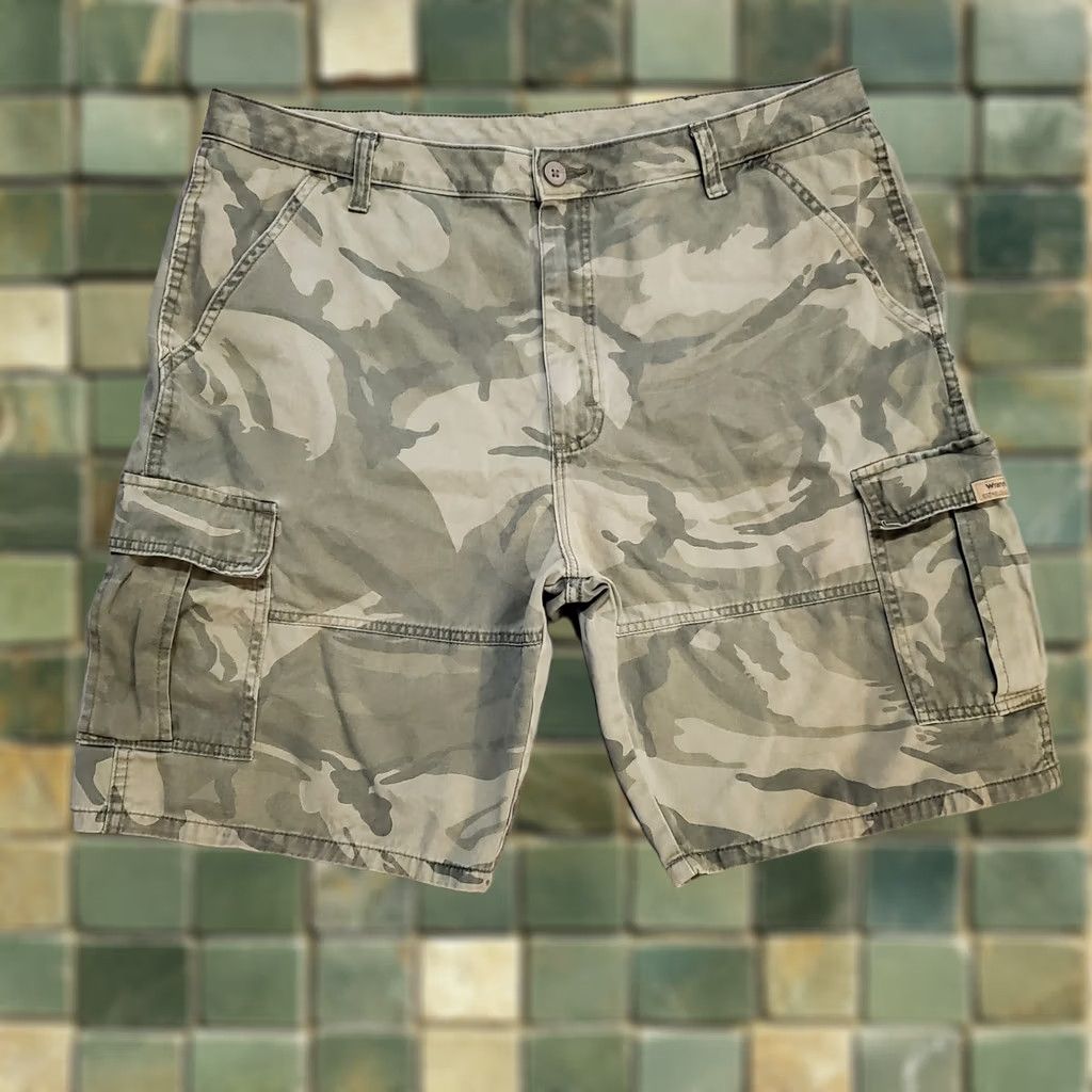 Wrangler Wrangler Cargo Shorts Mens 38R Camo Summer Grunge Streetwear Size US 38 / EU 54 - 1 Thumbnail