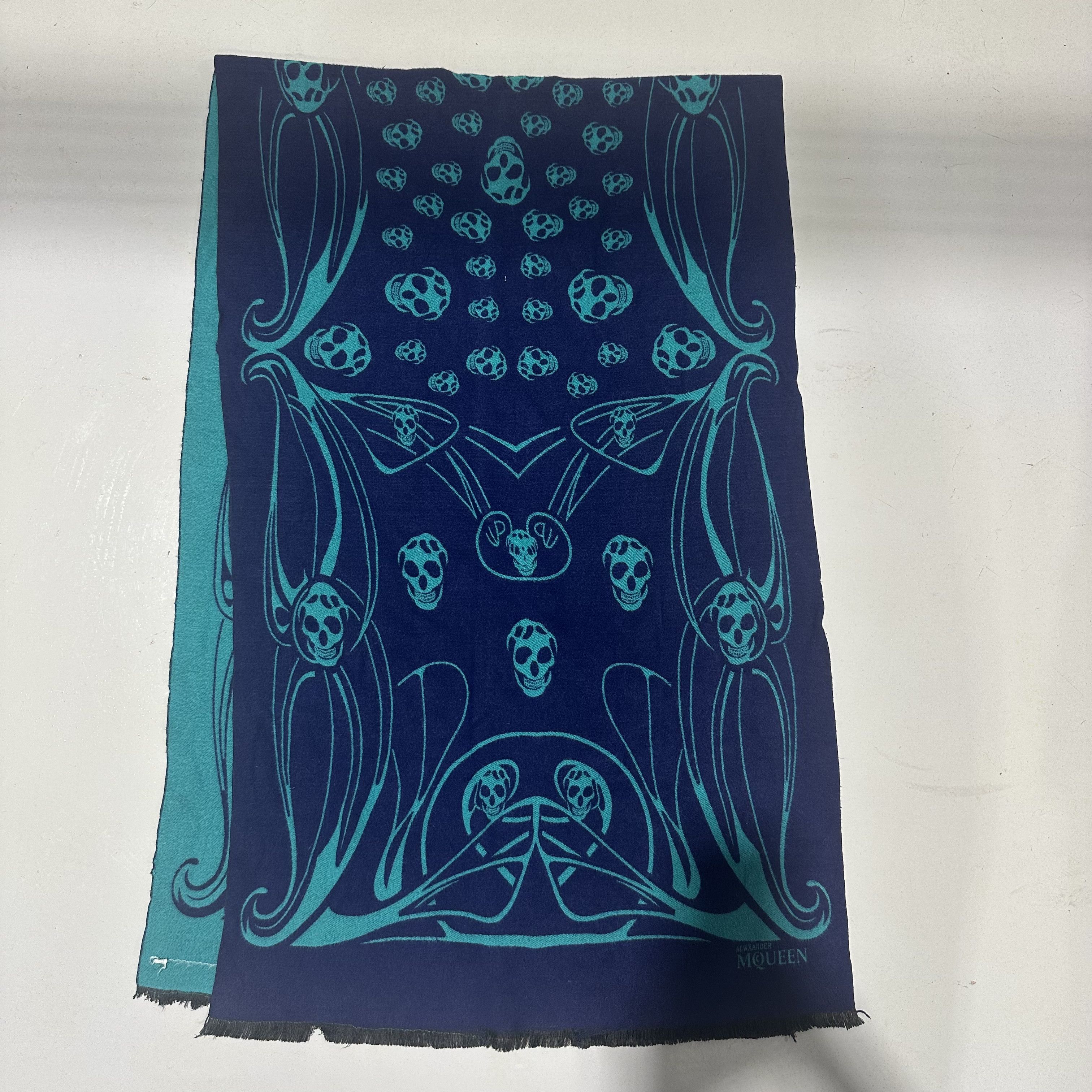 ALEXANDER MCQUEEN★素敵！Midnight Blue JELLYFISH SKULL SCARF McQueen // Navy & Black Silk Skull Scarf – VSP Consignment
