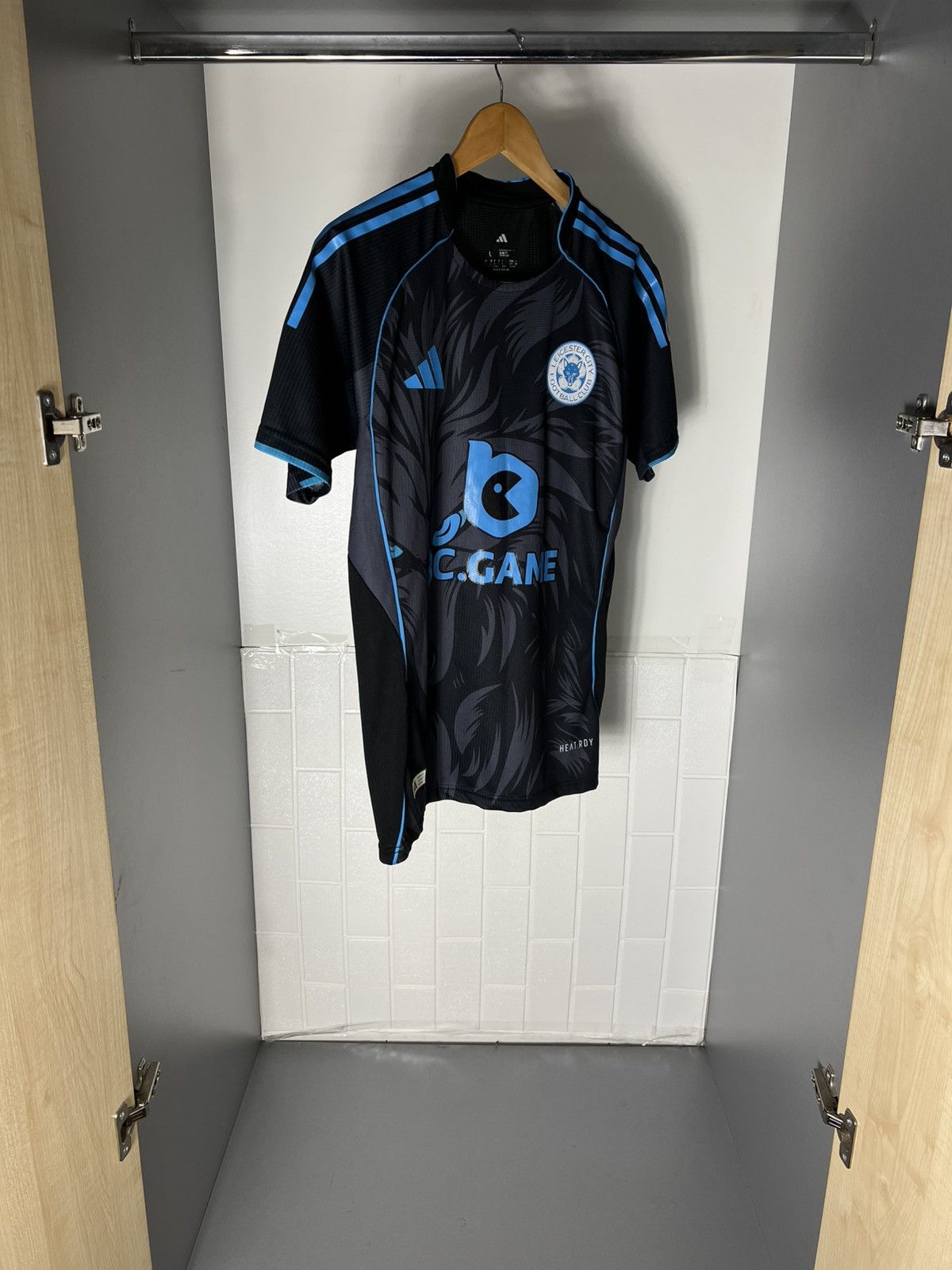 Adidas ADIDAS FC LEICESTER CITY ENGLAND SOCCER JERSEY HOMME 2025 Size US L / EU 52-54 / 3 - 3 Thumbnail