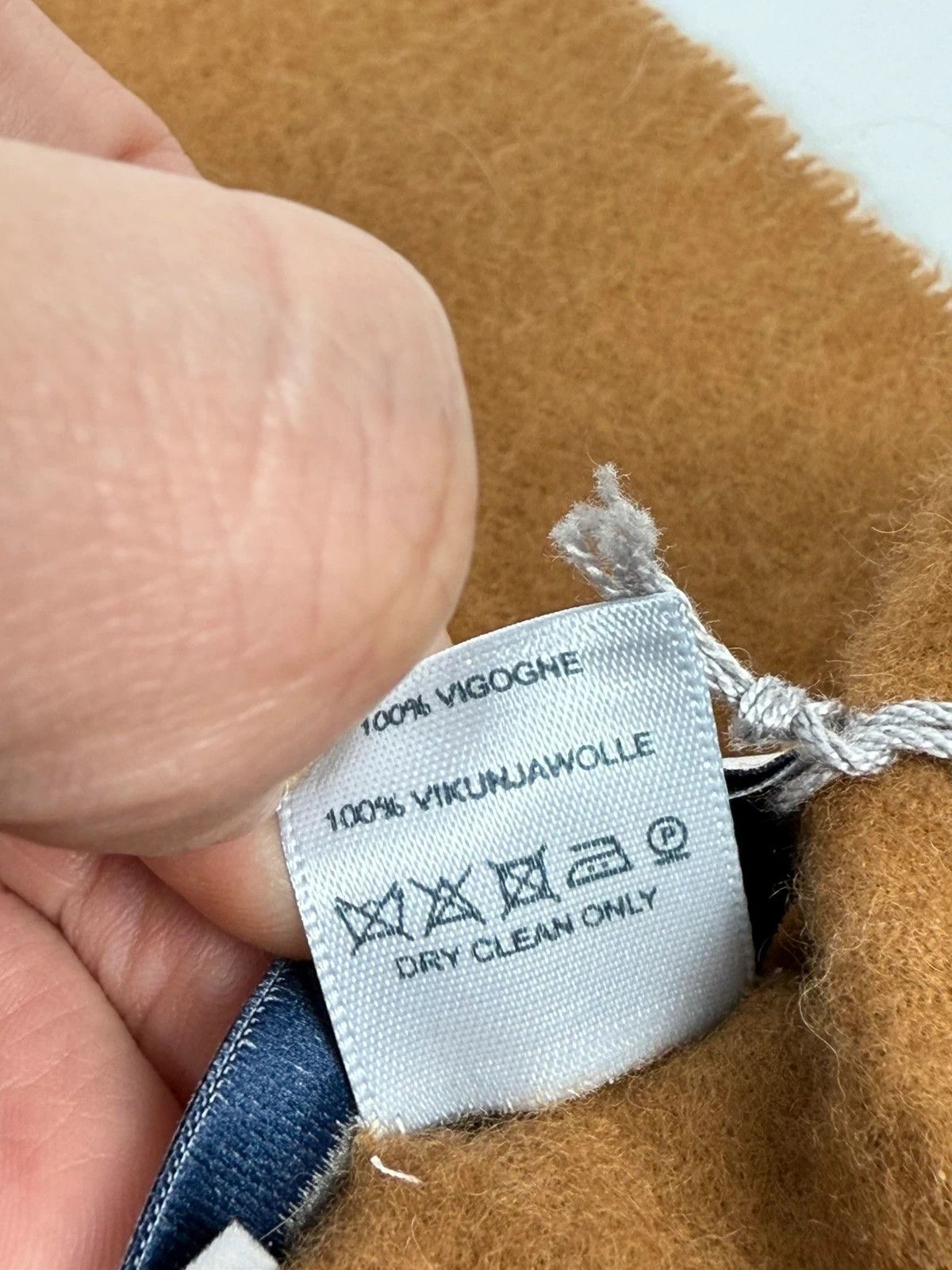 Johnstons Of Elgin Johnstons Of Elgin 100% Vicuna Scarf Made In Scotland Size ONE SIZE - 7 Thumbnail
