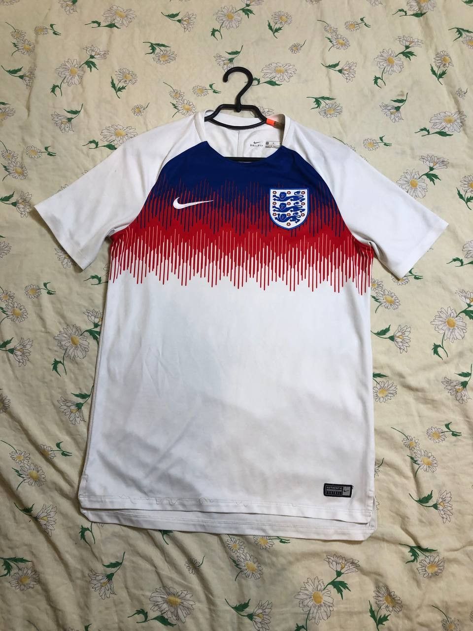 Nike ENGLAND NIKE 2018 WORLD CUP FOOTBALL SOCCER WARM Size US M / EU 48-50 / 2 - 1 Thumbnail