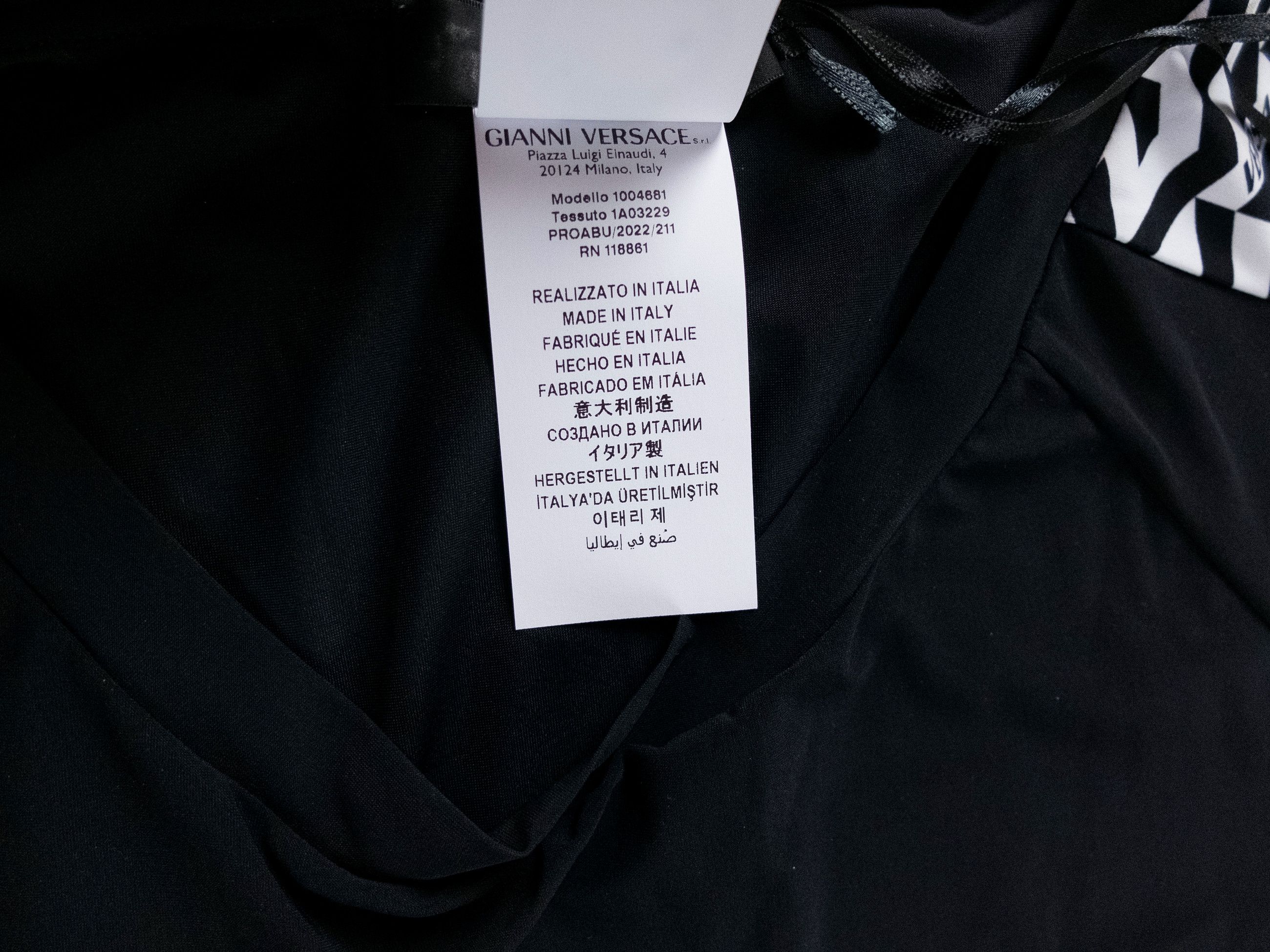 Versace VERSACE black & white La Greca nylon gym t-shirt XL Size US XL / EU 56 / 4 - 9 Thumbnail