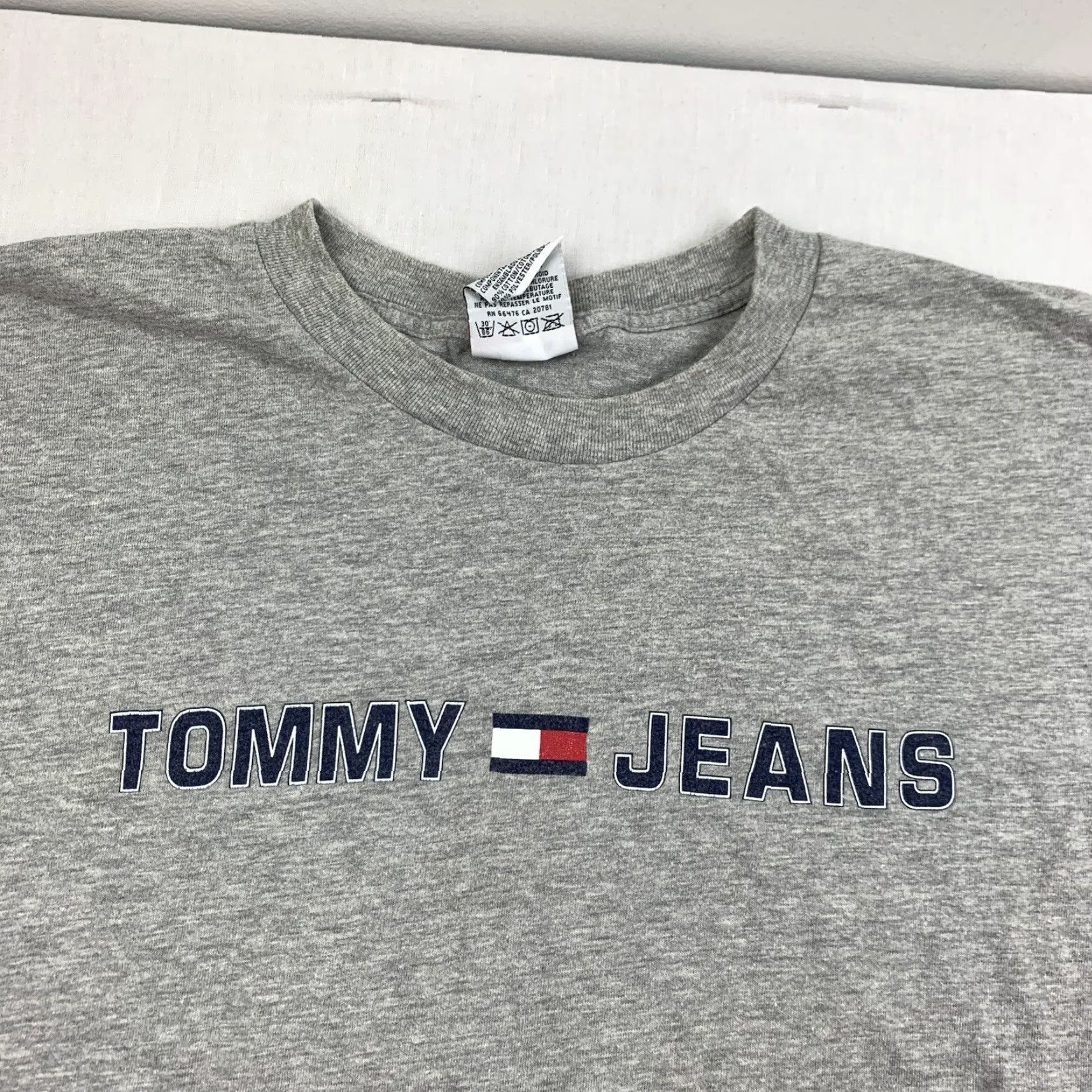 Tommy Hilfiger VINTAGE Tommy Hilfiger Shirt Adult Large Gray Box Logo 90s Grunge Mens T-Shirt Size US L / EU 52-54 / 3 - 2 Thumbnail