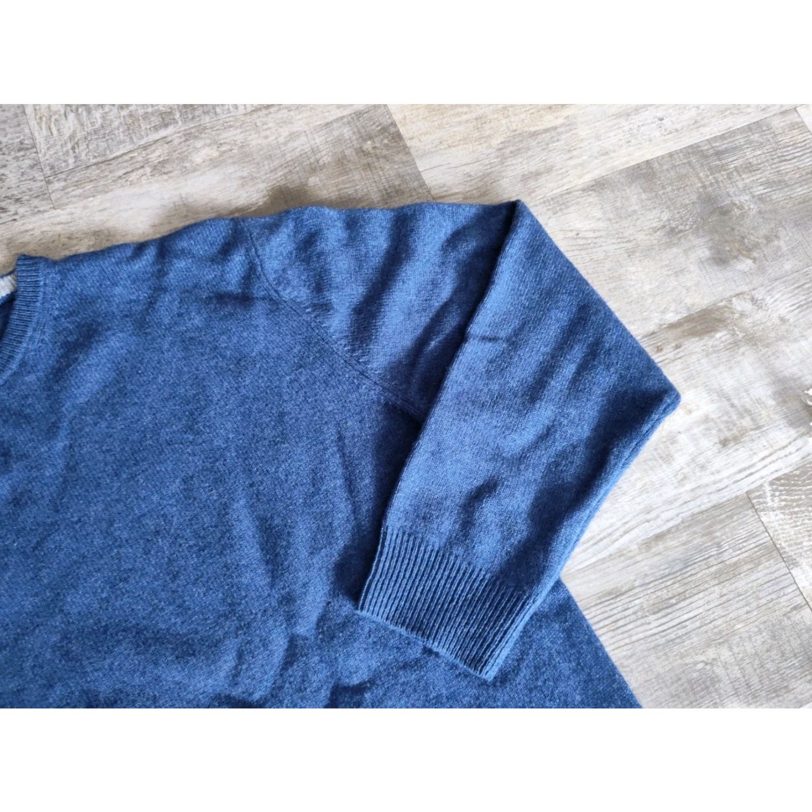 Vintage Emerald Style Sweater Men Size XXL Wool Blend V-Neck Long Sleeve Blue Pullover Knit Casual Travel Golf Mens Size US XXL / EU 58 / 5 - 2 Thumbnail