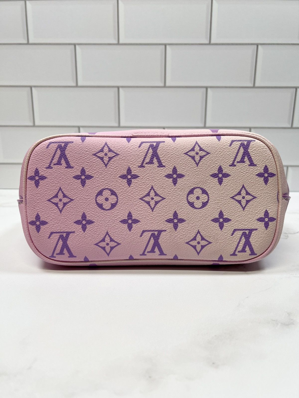 Louis Vuitton LV Louis Vuitton Giant Marshmallow Hobo Bag Handbag Purse Size ONE SIZE - 4 Thumbnail
