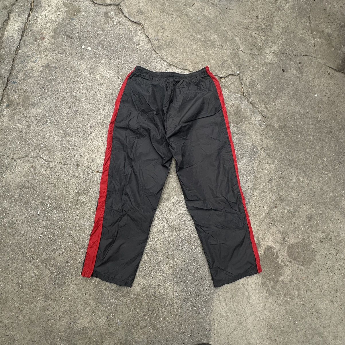 Nike VNTG Nike Nylon track parachute pants small logo zipped up Size US 36 / EU 52 - 2 Thumbnail