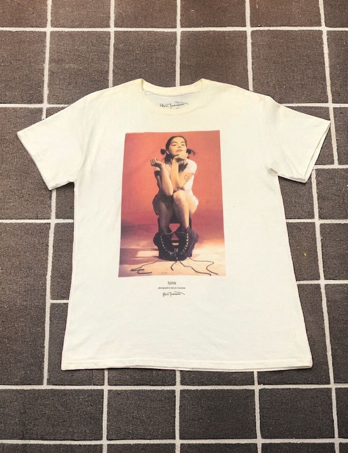 Band Tees × Vintage 2000s Bjork Photograph By Kevin Cummins Tshirt Size US M / EU 48-50 / 2 - 1 Thumbnail