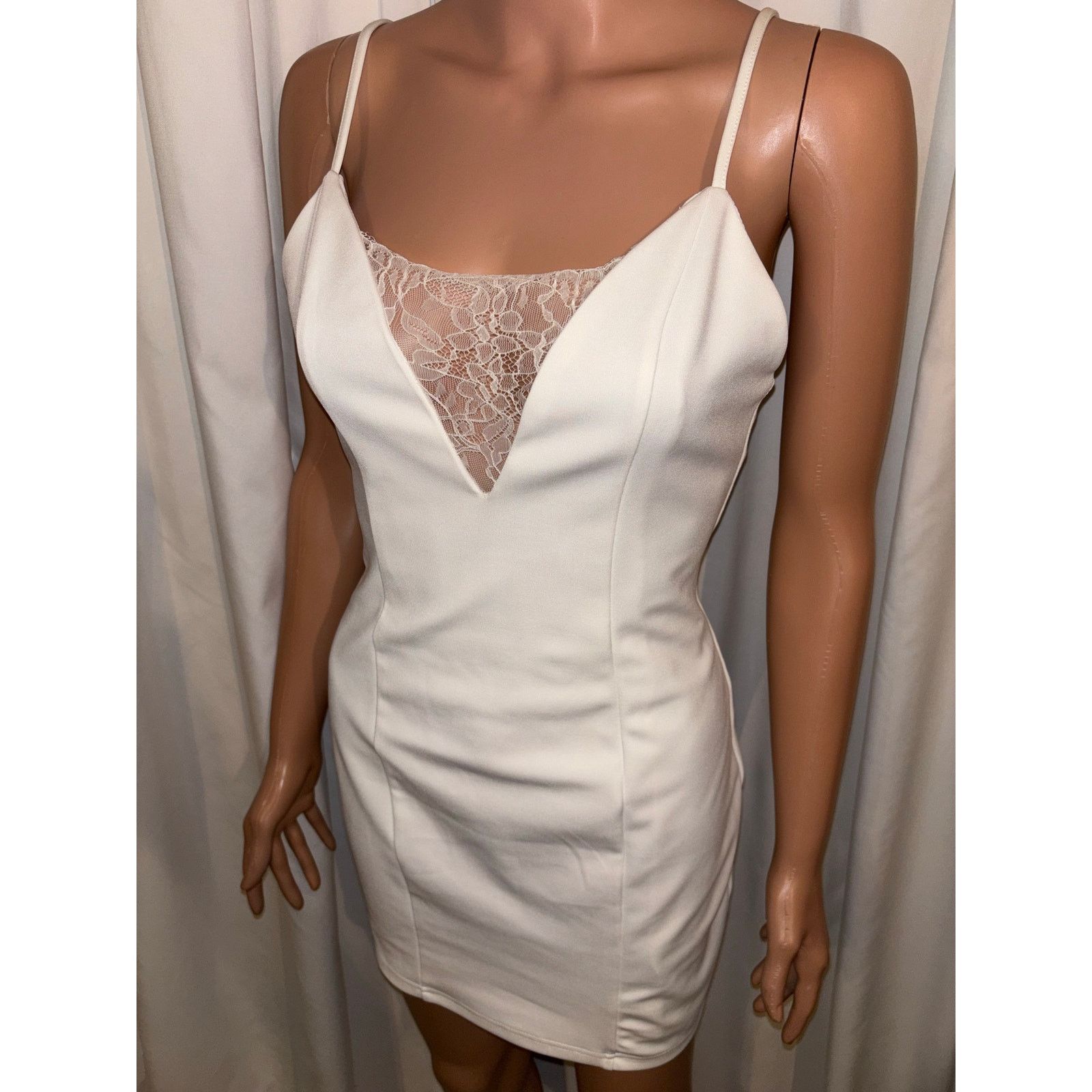 Forever 21 Forever 21 - Size Medium Lace V-Neck Mini Dress Size M / US 6-8 / IT 42-44 - 4 Thumbnail