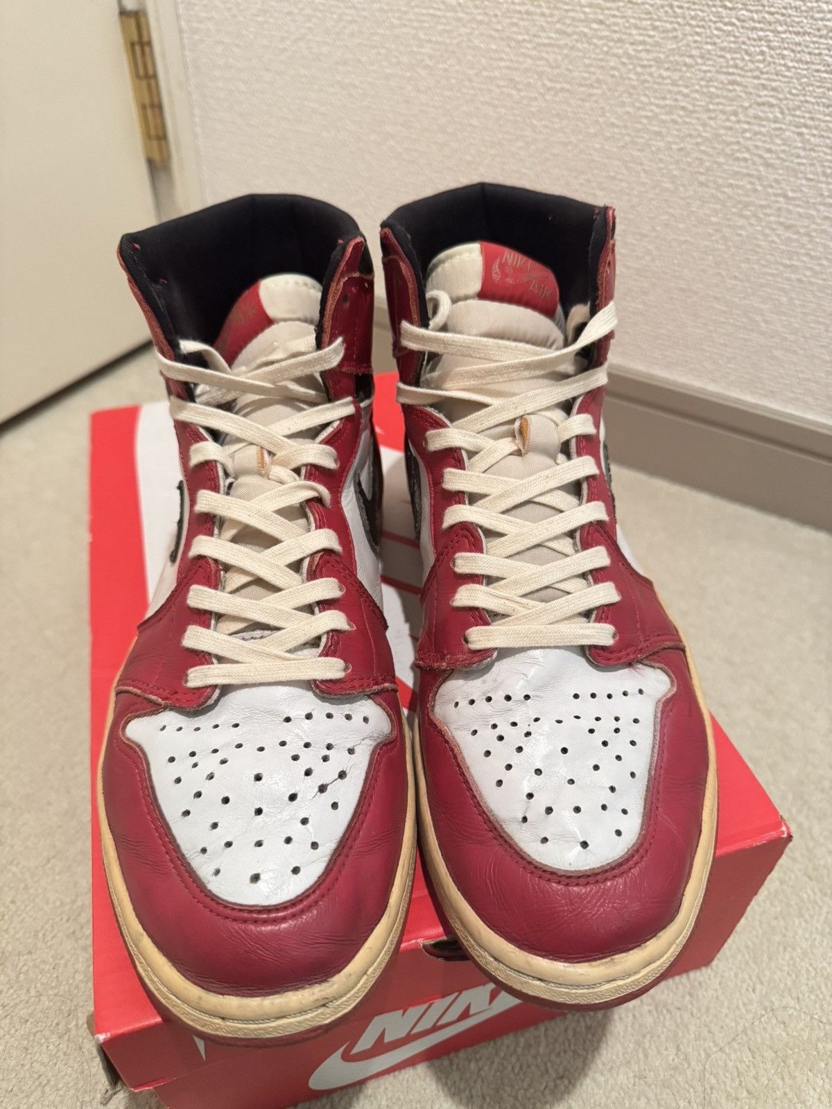 Jordan Brand very rare Nike Air Jordan 1 Retro High "Chicago" (1994) Size US 10 / EU 43 - 4 Thumbnail