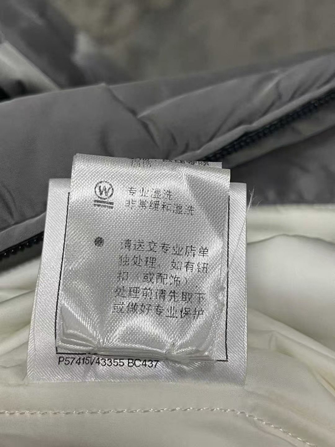 Chanel Chanel logo embossed Silver Puffer Jacket FW17 Size XXS / US 00 / IT 34 - 10 Thumbnail