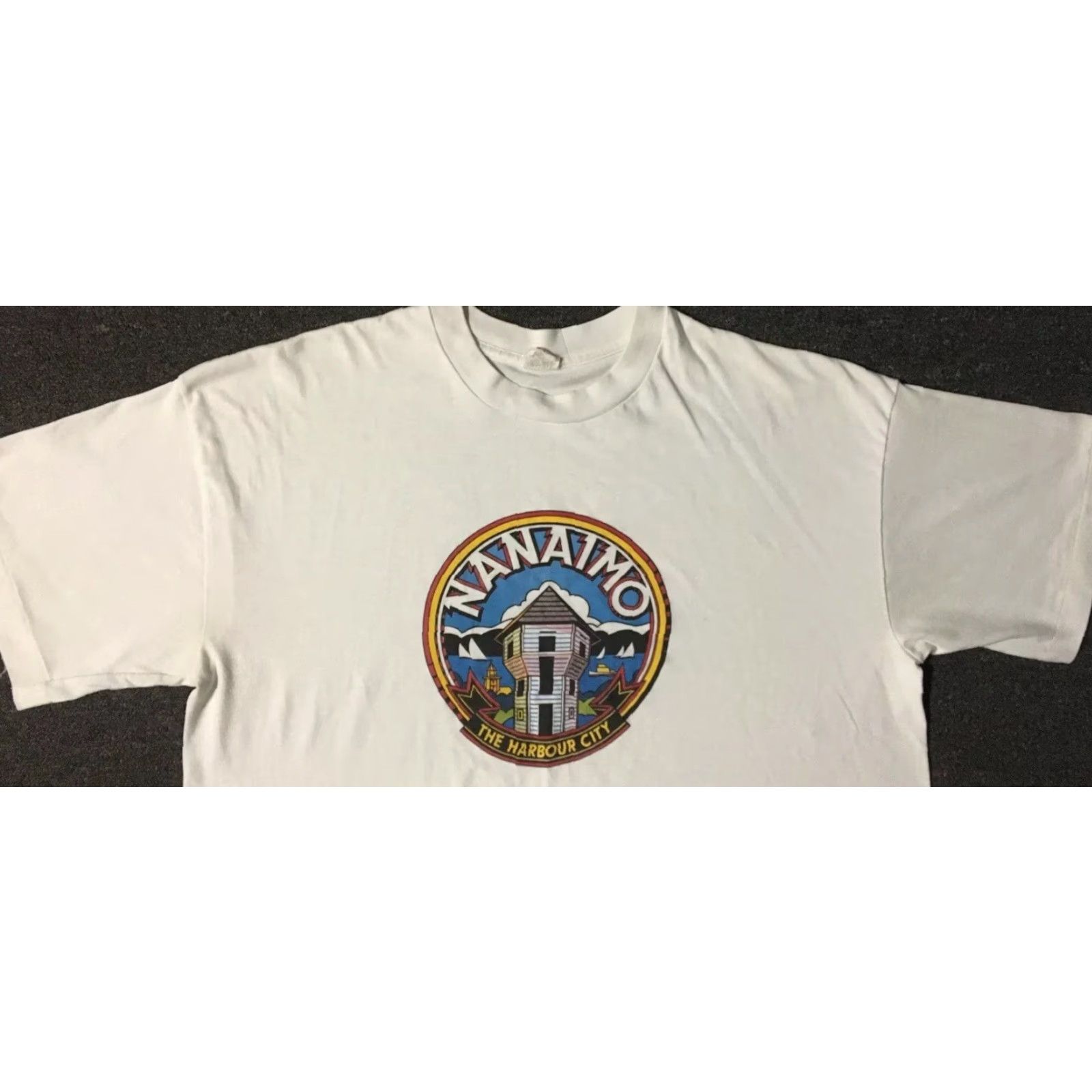 Nautica VINTAGE Nanaimo Canada Faded Shirt L XL Art Beach Nautical Surf Grunge Punk 90s Shirt Men White Beach Water Graphic Tee 80s 90s Size US L / EU 52-54 / 3 - 6 Thumbnail
