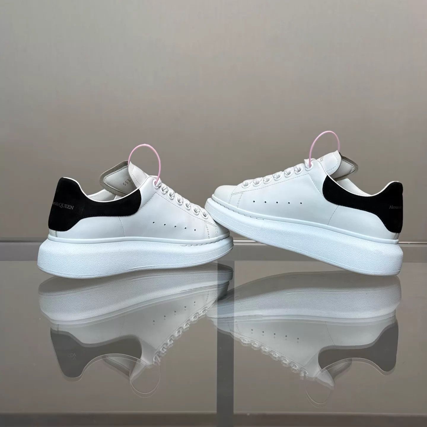 Alexander McQueen Alexander McQueen White Sneaker Black Tail 35.5 99 Size US 5 / IT 35 - 6 Thumbnail
