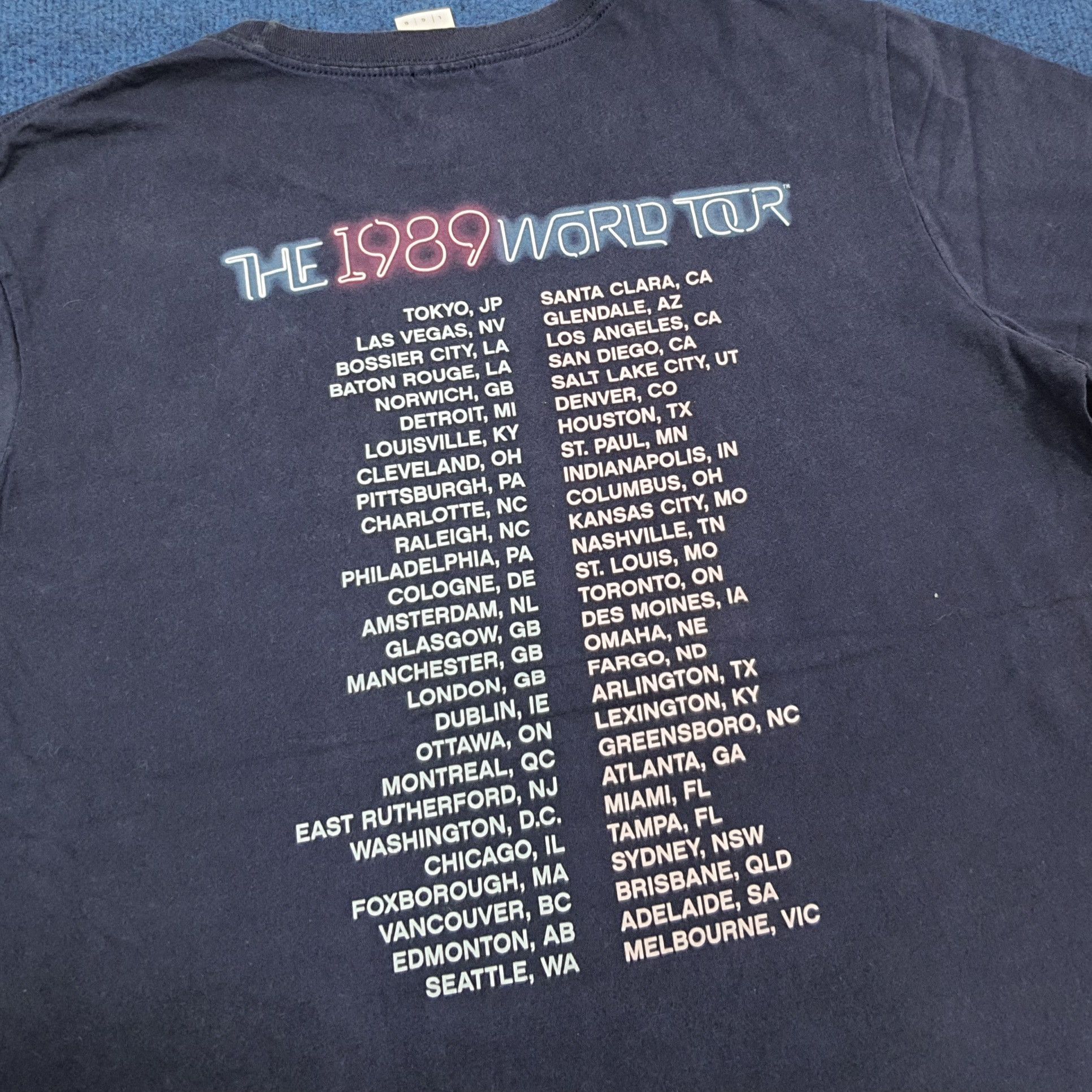 Band Tees Vintage Taylor Swift The 1989 World Tour Tees C223N84 Size US L / EU 52-54 / 3 - 4 Thumbnail