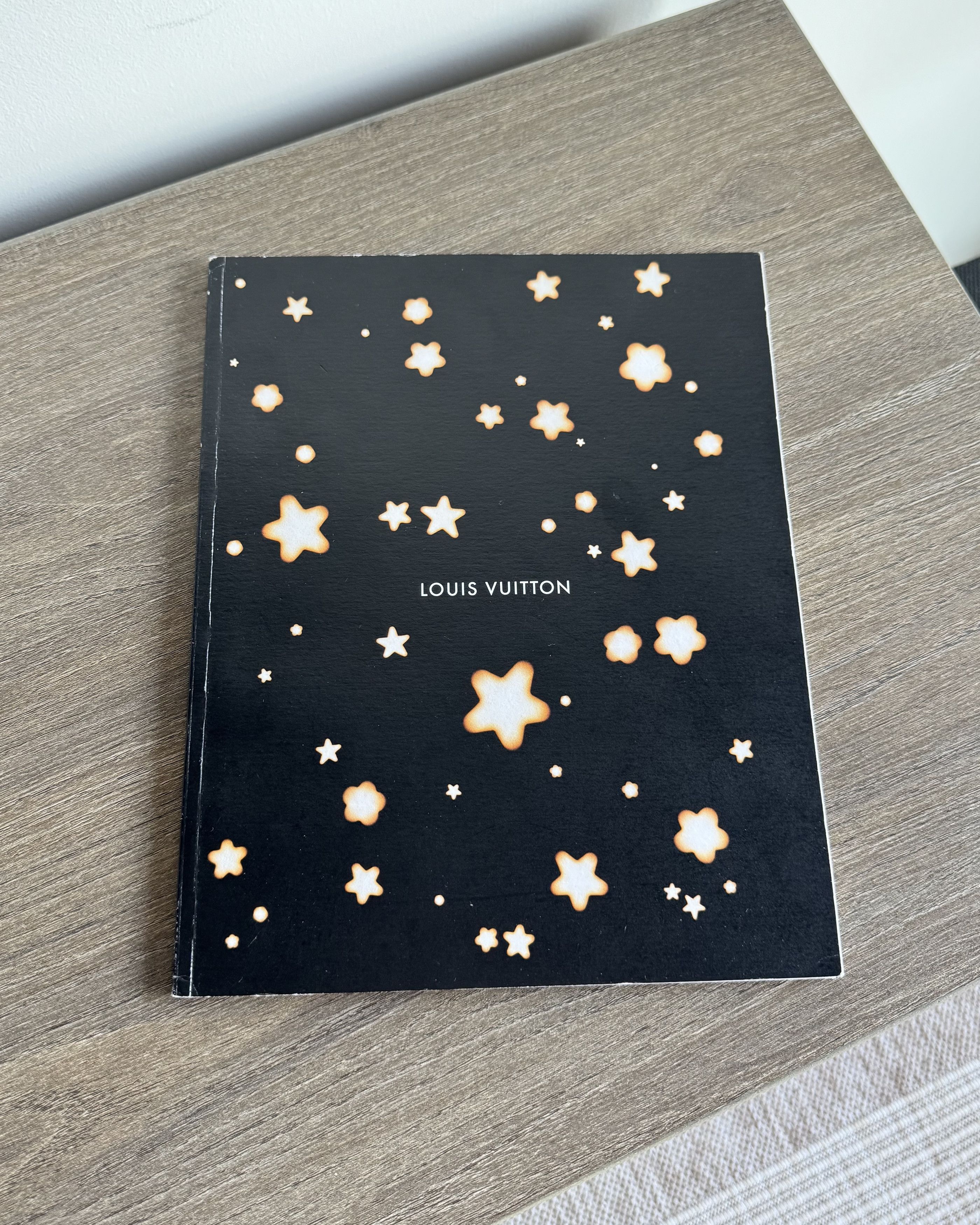 Louis Vuitton Louis Vuitton Holiday 2010 Book Size ONE SIZE - 1 Thumbnail