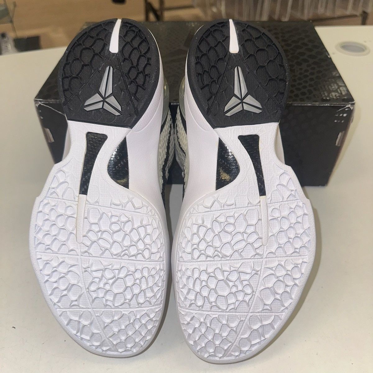 Nike Size 8 - White Black Kobe 6 - 454142-101 Size US 8 / EU 41 - 5 Thumbnail