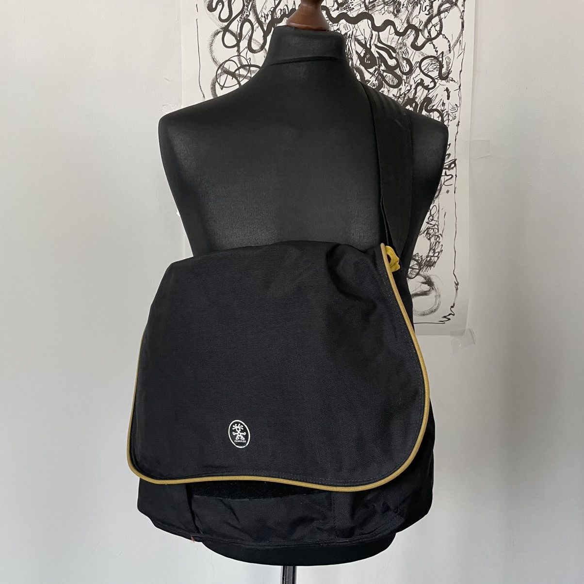 Crumpler × Japanese Brand 🔥HYPE🔥Crumpler Silver Dig Messenger Bag Black XL size Size ONE SIZE - 4 Thumbnail