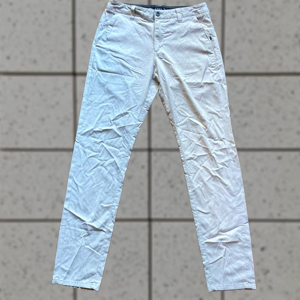 Vuori Vuori Mens Size 28 Chino Pants 5-Pocket Beige Stretch Athletic Knit 100% Polyester Classic Straight Rise Mid Inseam 31 Sport Casual Workwear Size US 28 / EU 44 - 1 Thumbnail