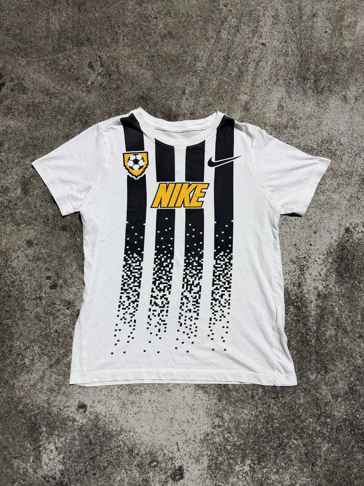 Nike Nike Football 00's Style T-shirt Size US S / EU 44-46 / 1 - 1 Thumbnail