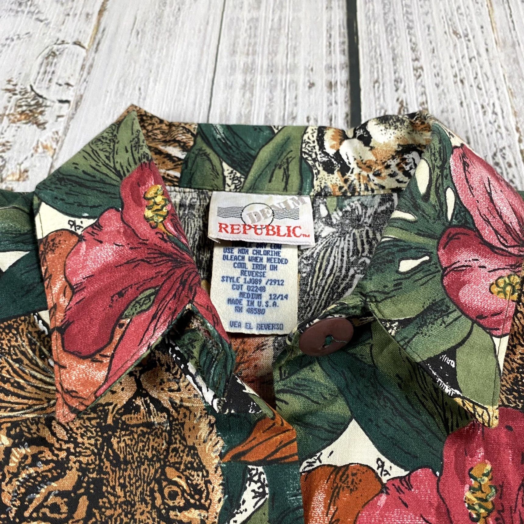 Vintage Vintage 1990s Hawaiian Print Green Floral Tiger Animal Blouse Shirt Womens Medium Retro Casual Size M / US 6-8 / IT 42-44 - 3 Thumbnail