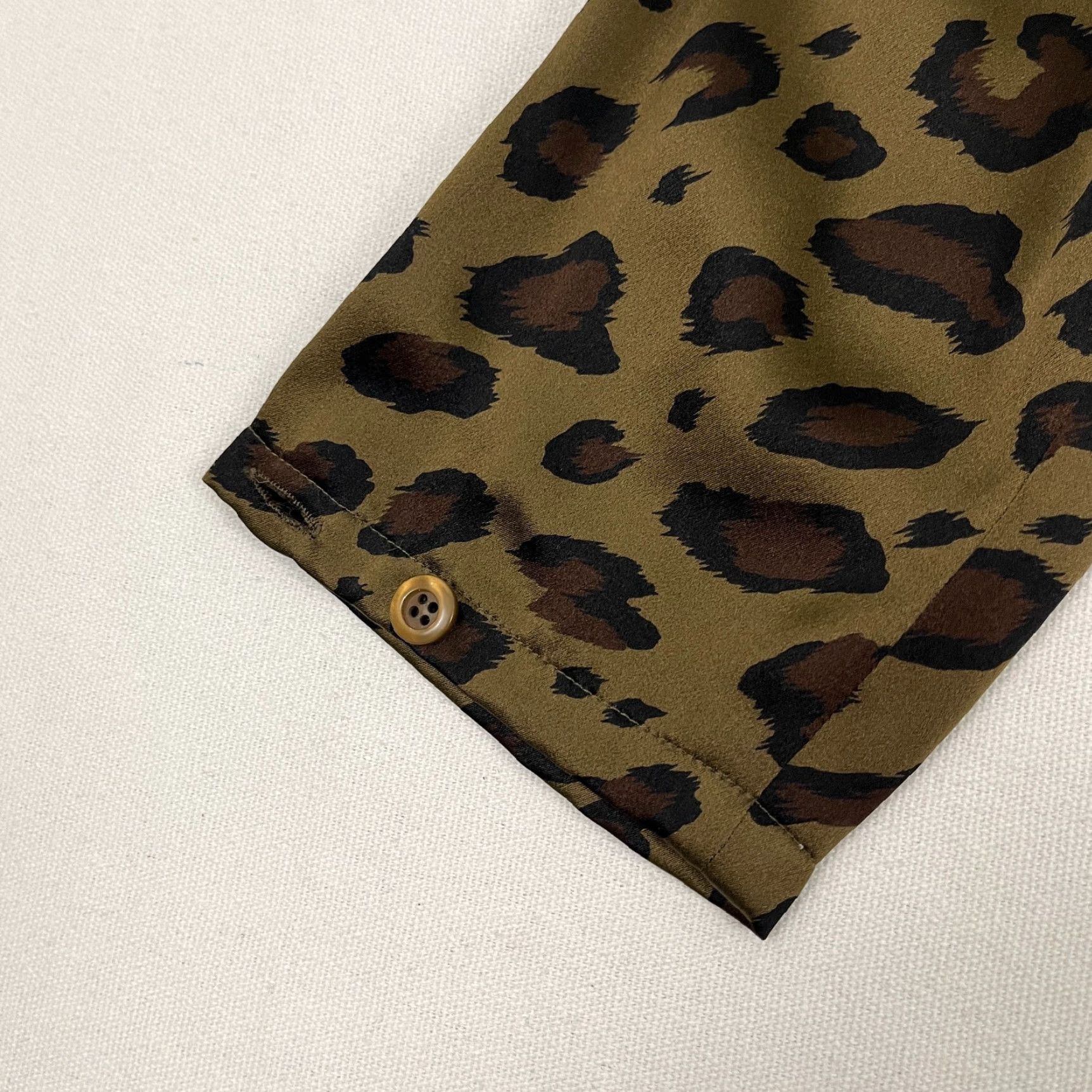 Vintage VINTAGE Carlisle Blouse Women Size 8 Silk Brown Leopard Animal Print Crew Neck Button Casual Workwear Womens Size M / US 6-8 / IT 42-44 - 6 Thumbnail