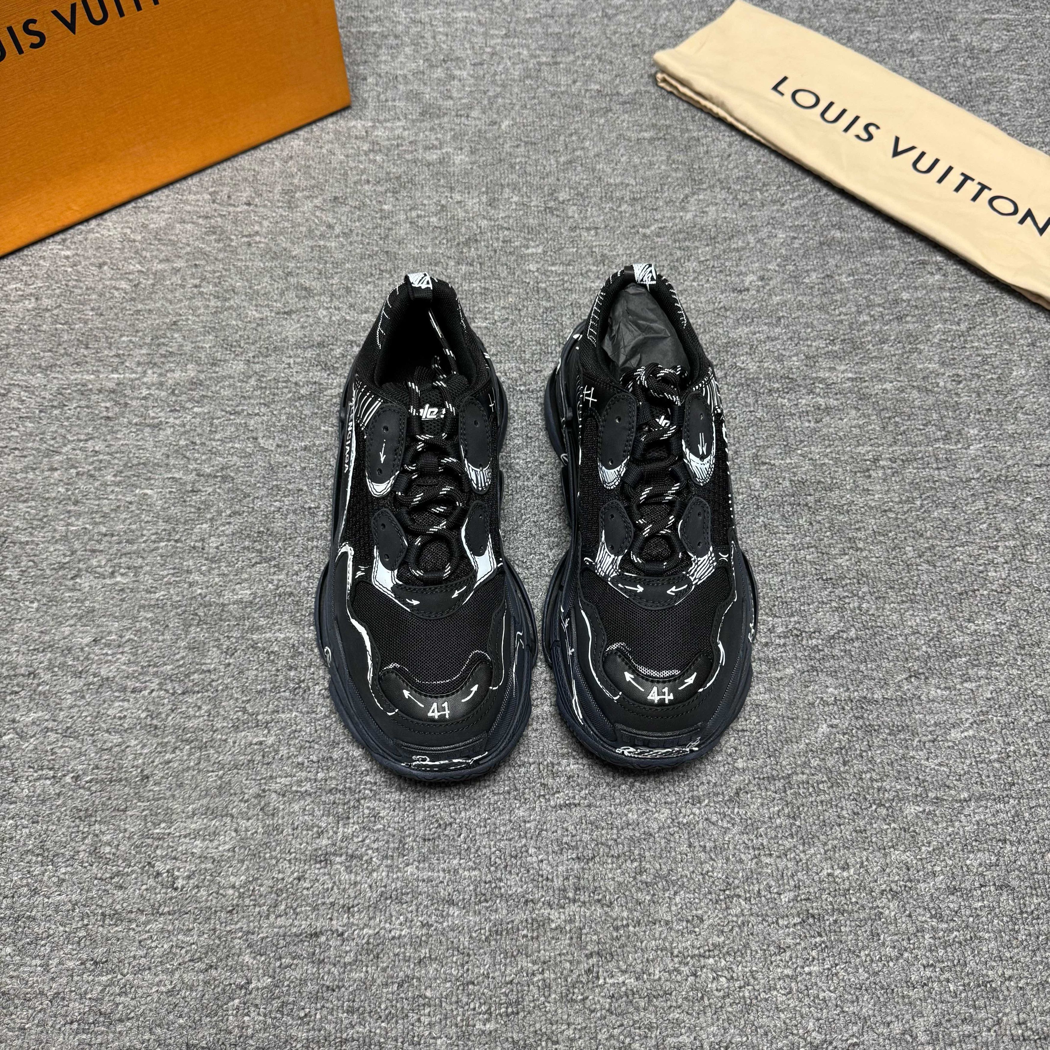Balenciaga Balenciaga Triple S Sneaker size 41 | Grailed