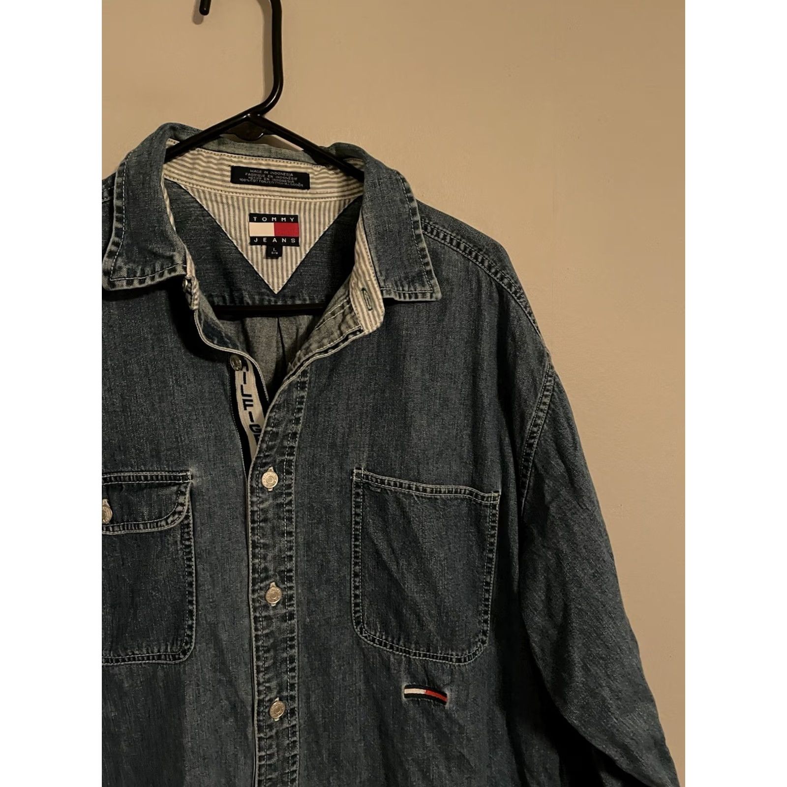 Tommy Hilfiger VINTAGE Tommy Hilfiger Denim Shirt Mens L Blue Button-Up Long Sleeve Regular Fit 100% Cotton Jeans Shirt Ta Tommy Jeans 90s 2000s Size US L / EU 52-54 / 3 - 2 Thumbnail